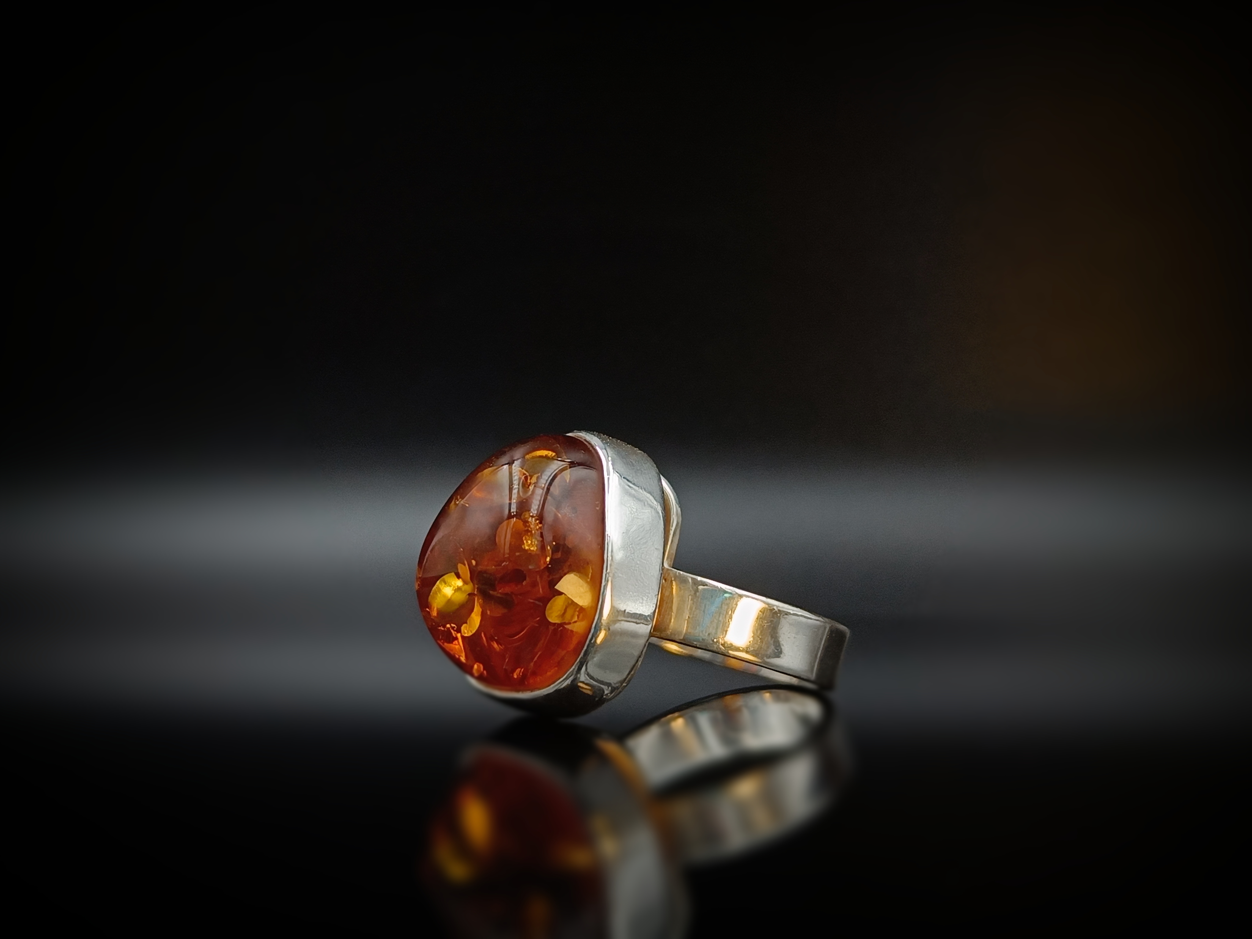 Pierścionek. Naturalny bursztyn bałtycki i srebro próby 925. Unikat.