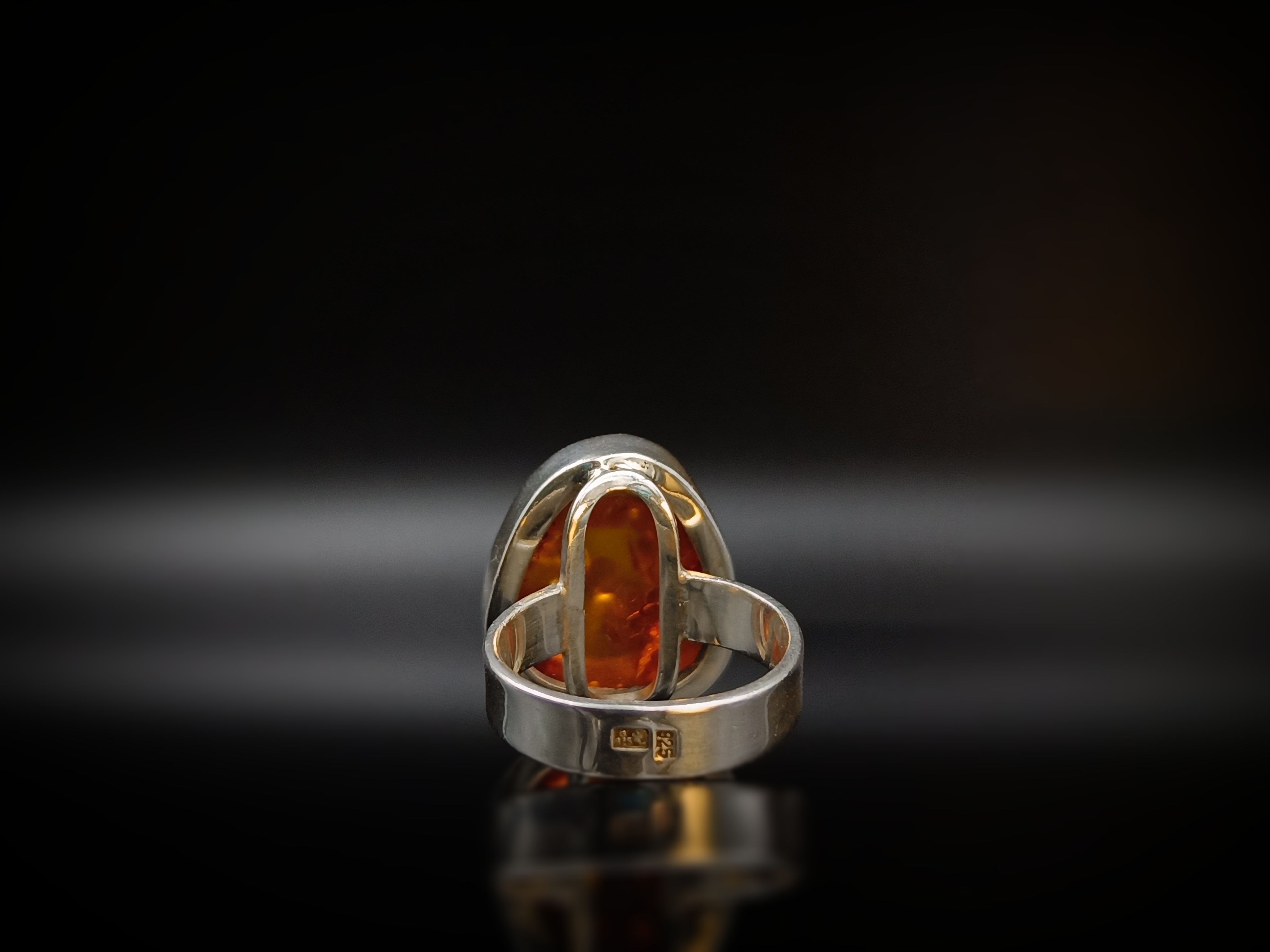 Pierścionek. Naturalny bursztyn bałtycki i srebro próby 925. Unikat.