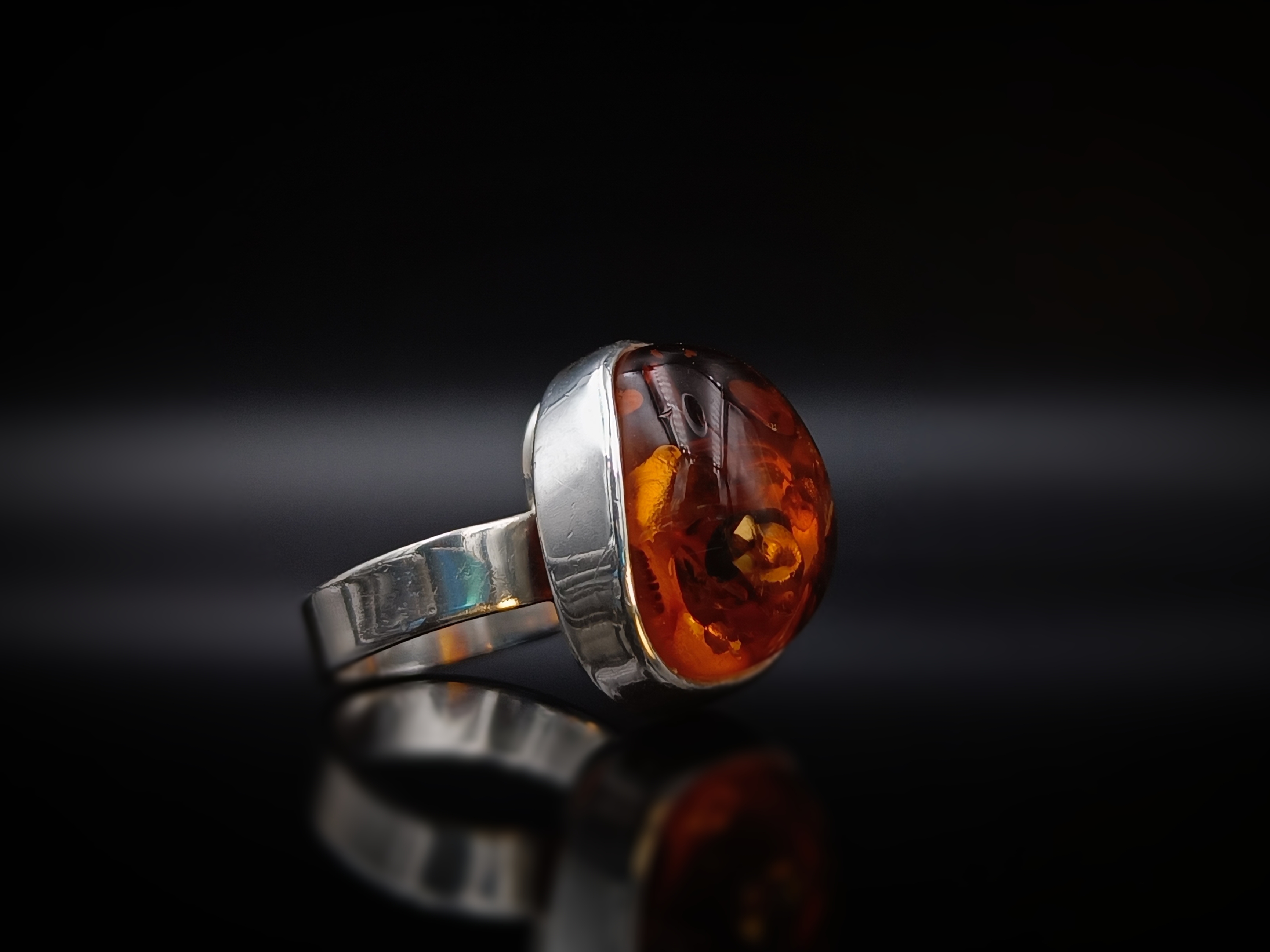 Pierścionek. Naturalny bursztyn bałtycki i srebro próby 925. Unikat.