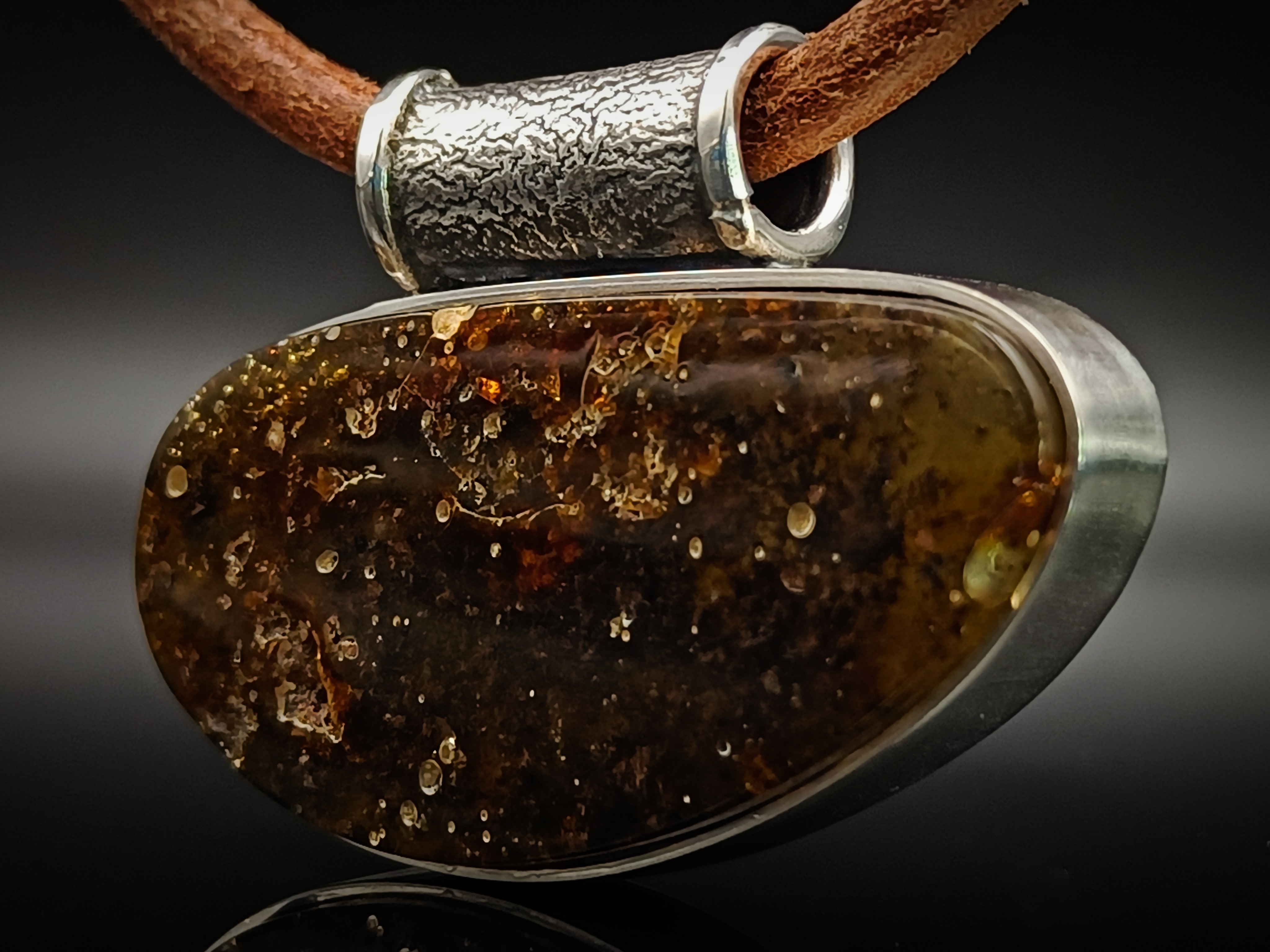 Wisior. Naturalny bursztyn bałtycki i srebro próby 925. Unikat.