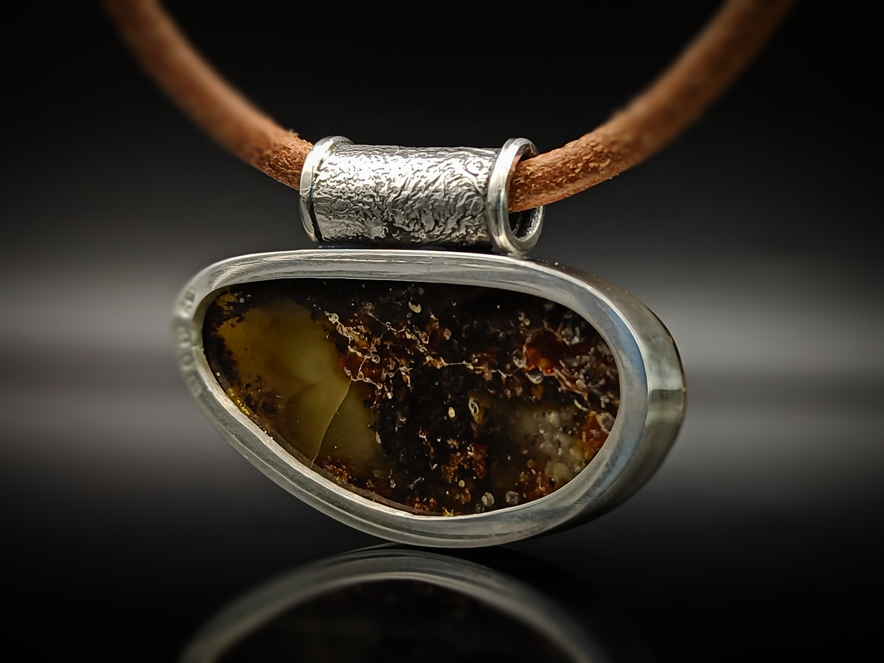 Wisior. Naturalny bursztyn bałtycki i srebro próby 925. Unikat.