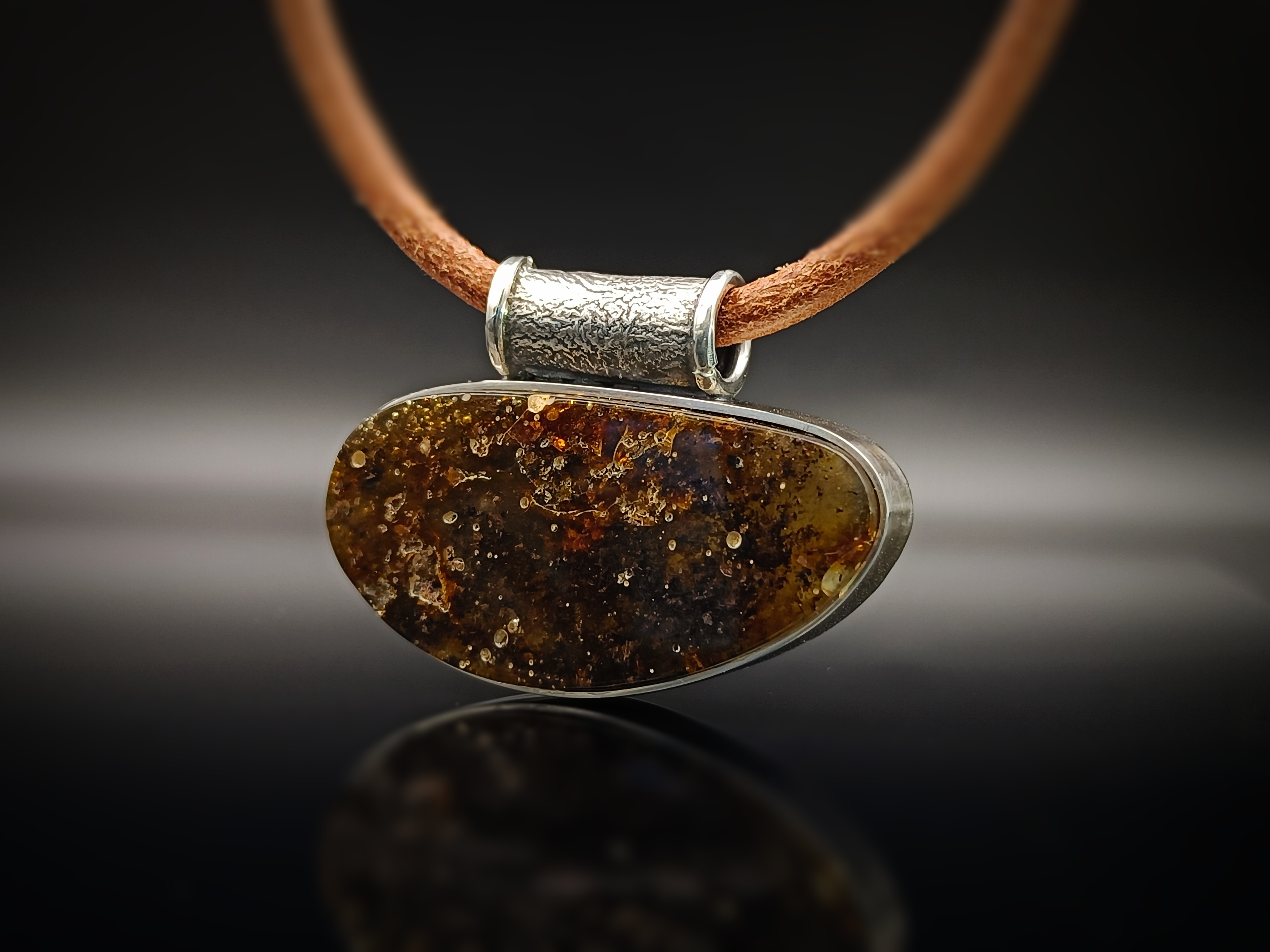 Wisior. Naturalny bursztyn bałtycki i srebro próby 925. Unikat.