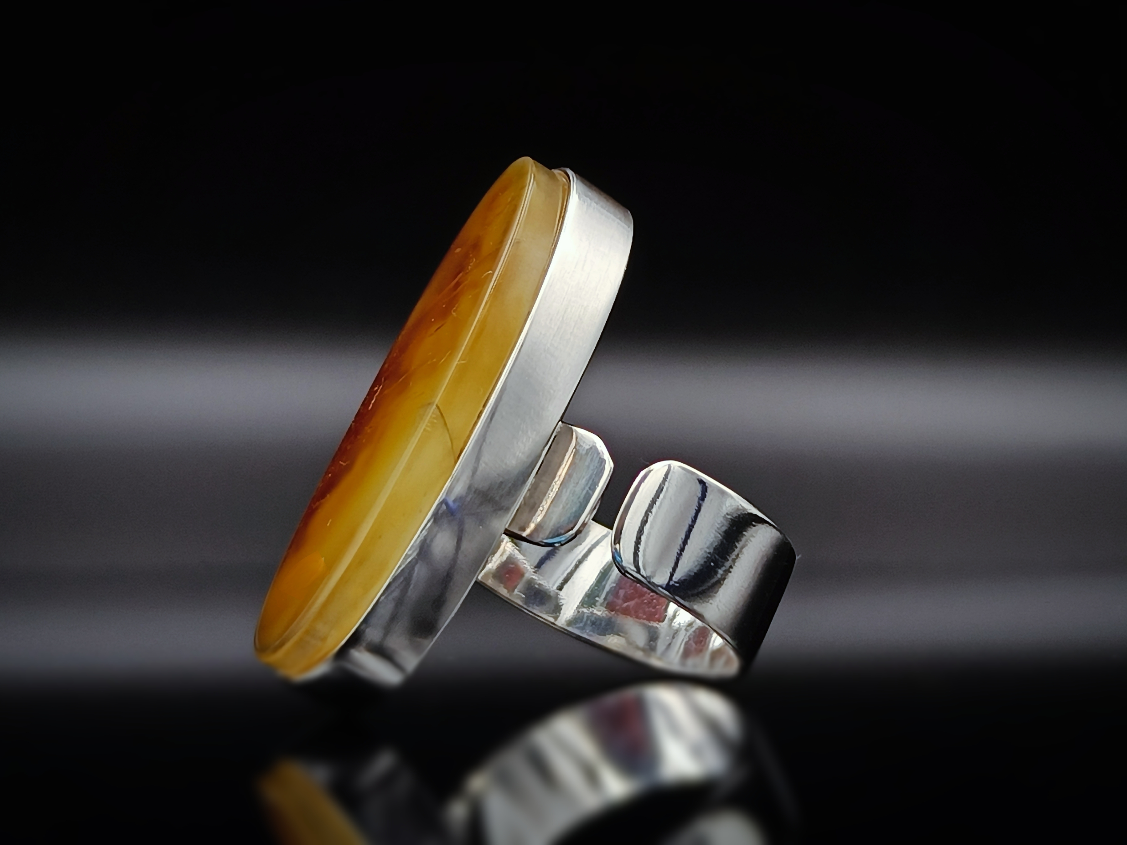 Pierścionek. Naturalny bursztyn bałtycki i srebro próby 925. Unikat.