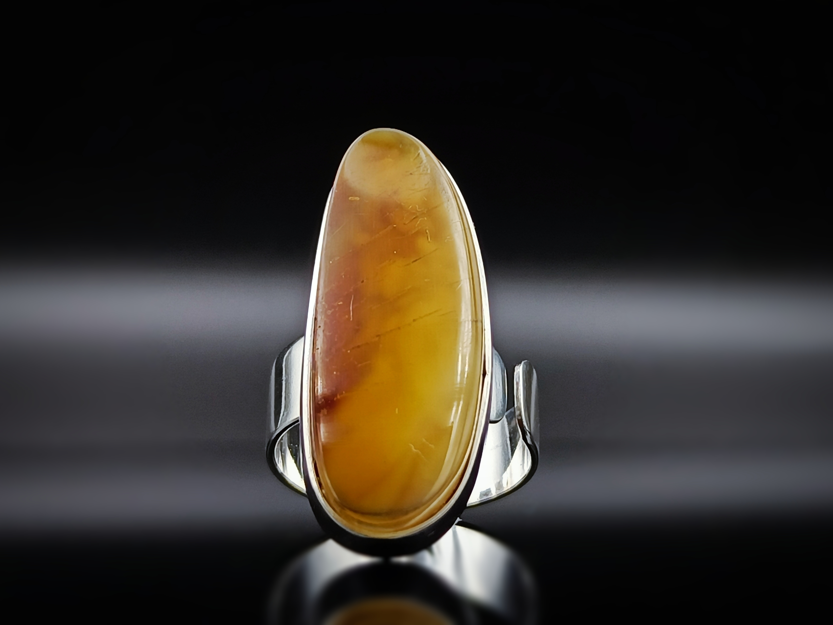 Pierścionek. Naturalny bursztyn bałtycki i srebro próby 925. Unikat.
