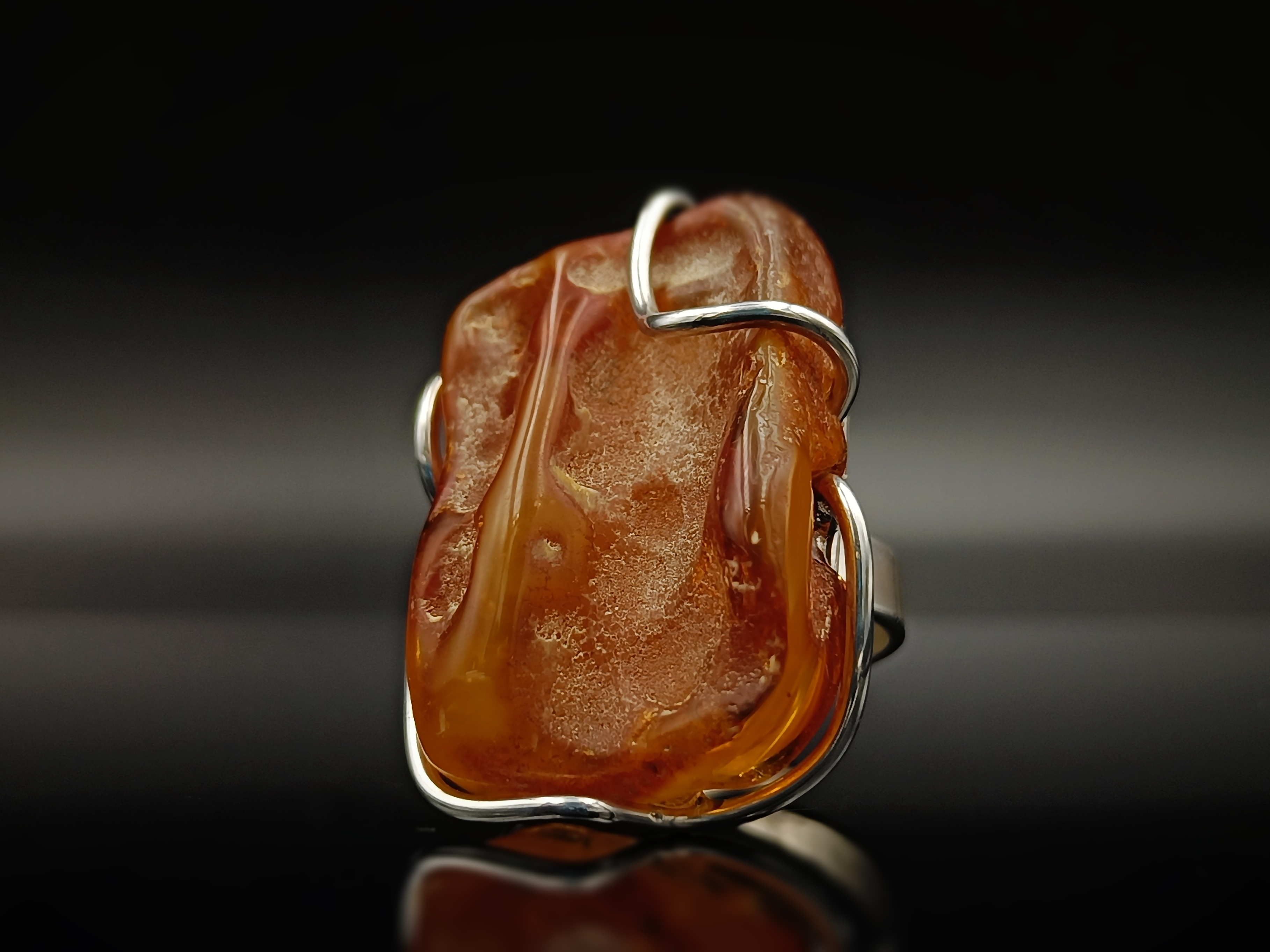 Pierścionek. Naturalny bursztyn bałtycki i srebro próby 925. Unikat.