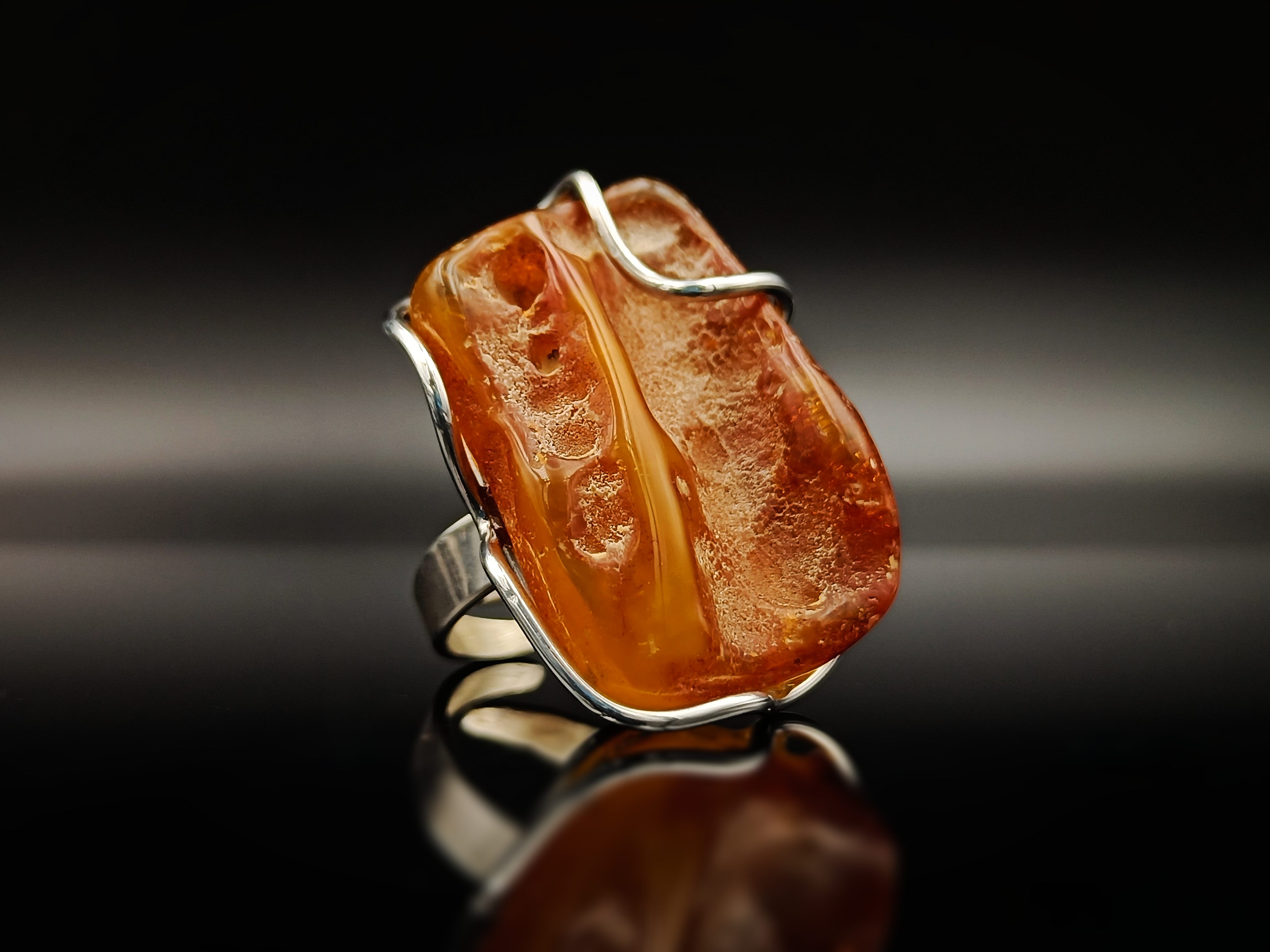 Pierścionek. Naturalny bursztyn bałtycki i srebro próby 925. Unikat.