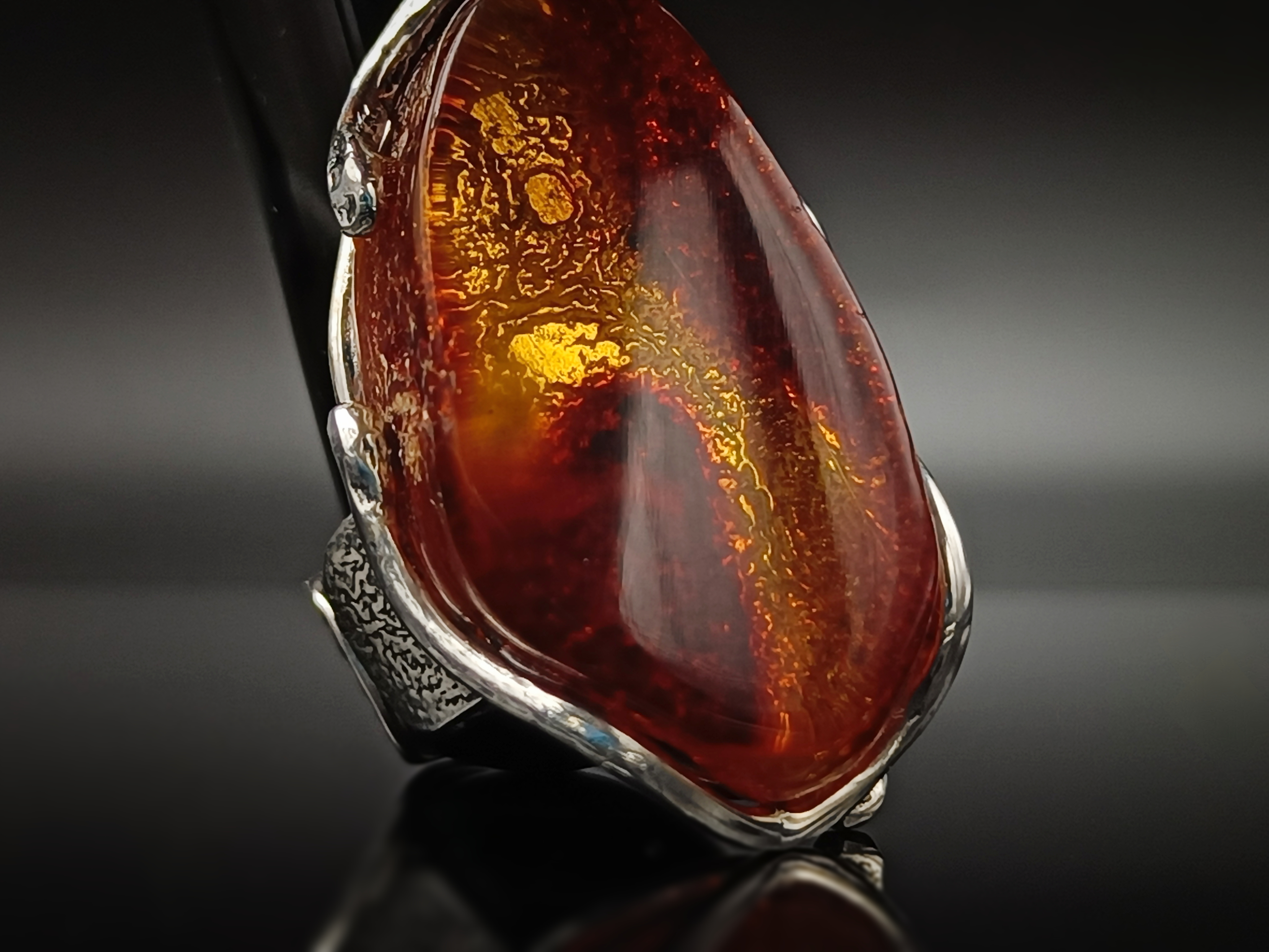 Pierścionek. Naturalny bursztyn bałtycki i srebro próby 925. Unikat.