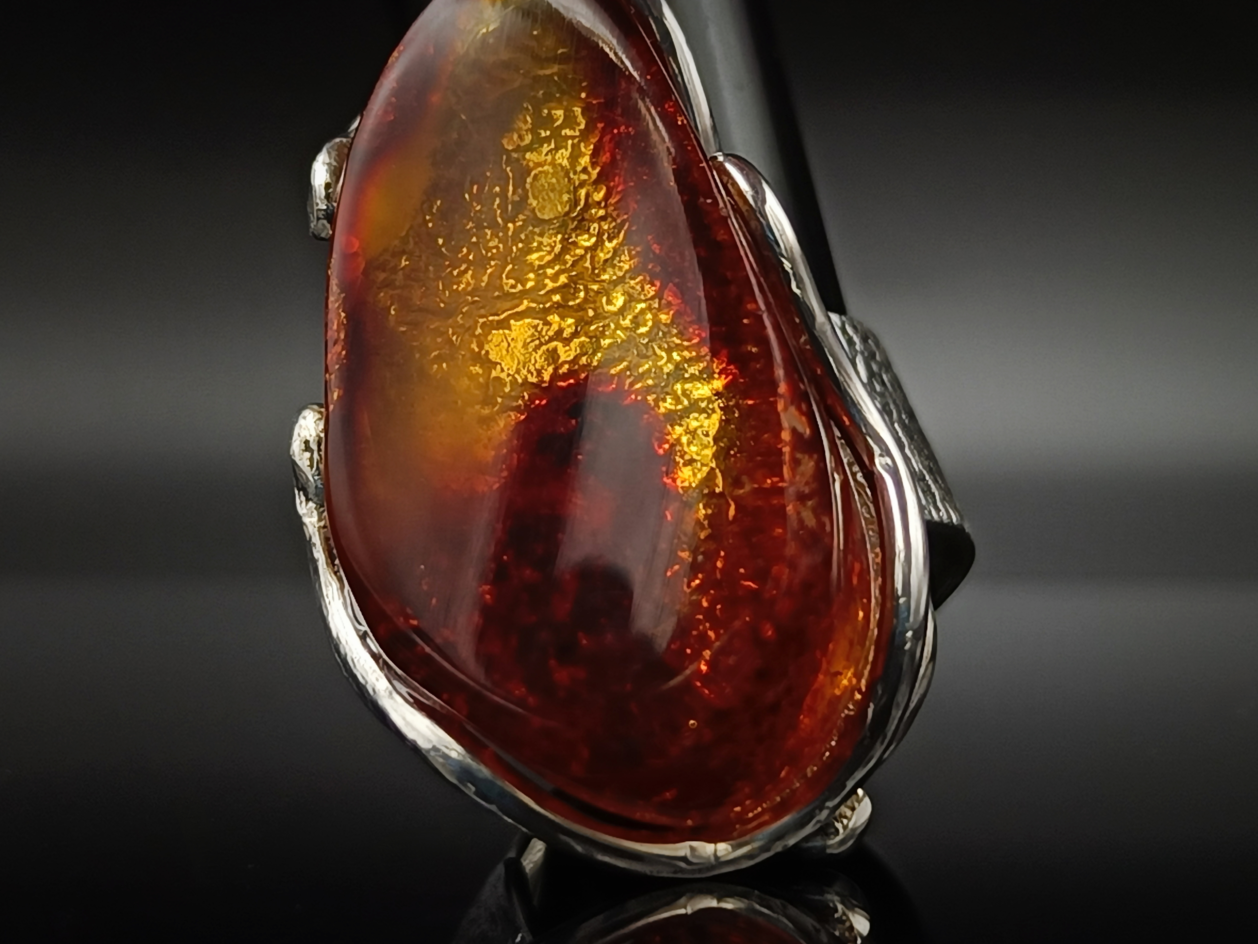 Pierścionek. Naturalny bursztyn bałtycki i srebro próby 925. Unikat.