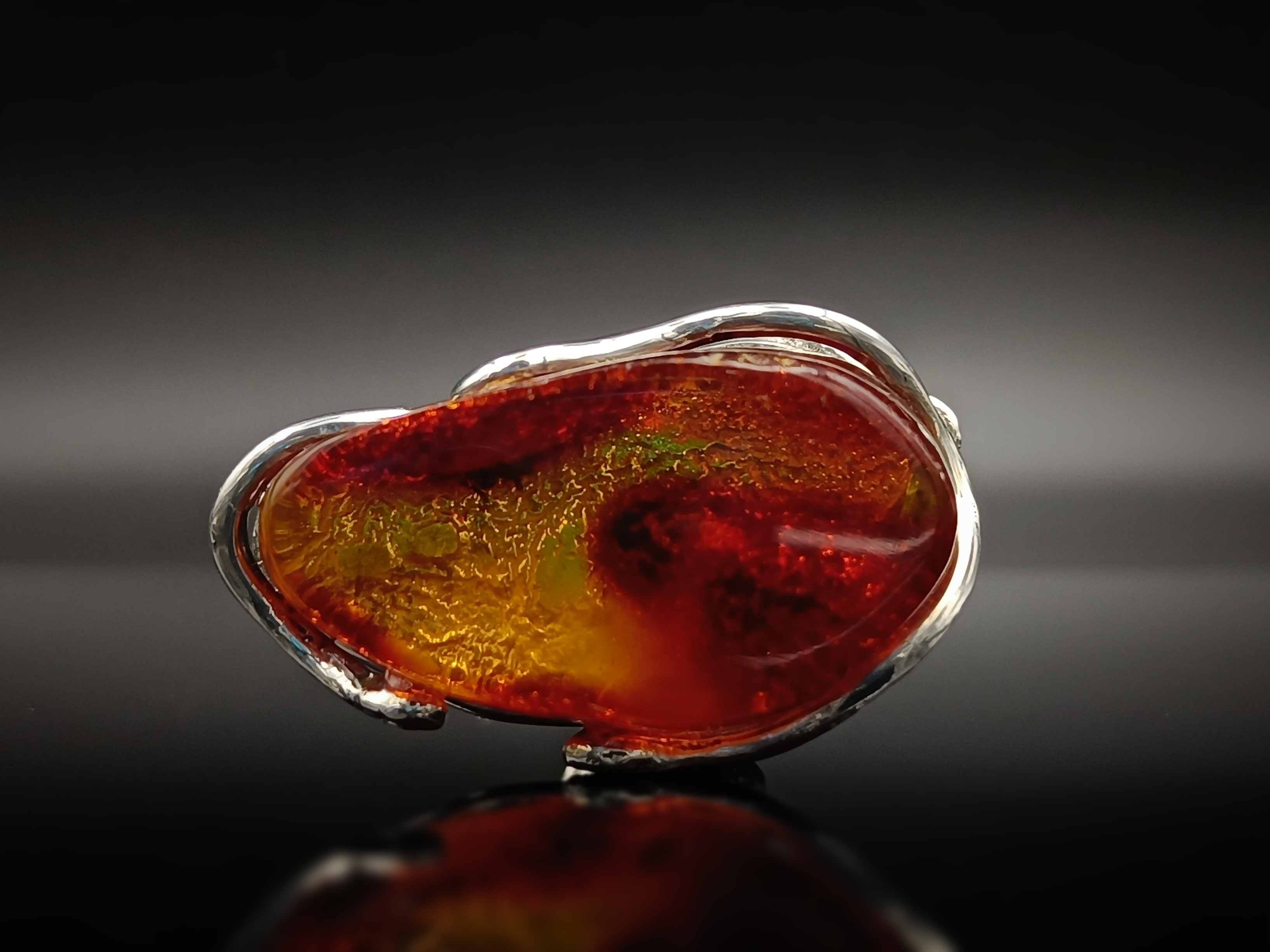 Pierścionek. Naturalny bursztyn bałtycki i srebro próby 925. Unikat.