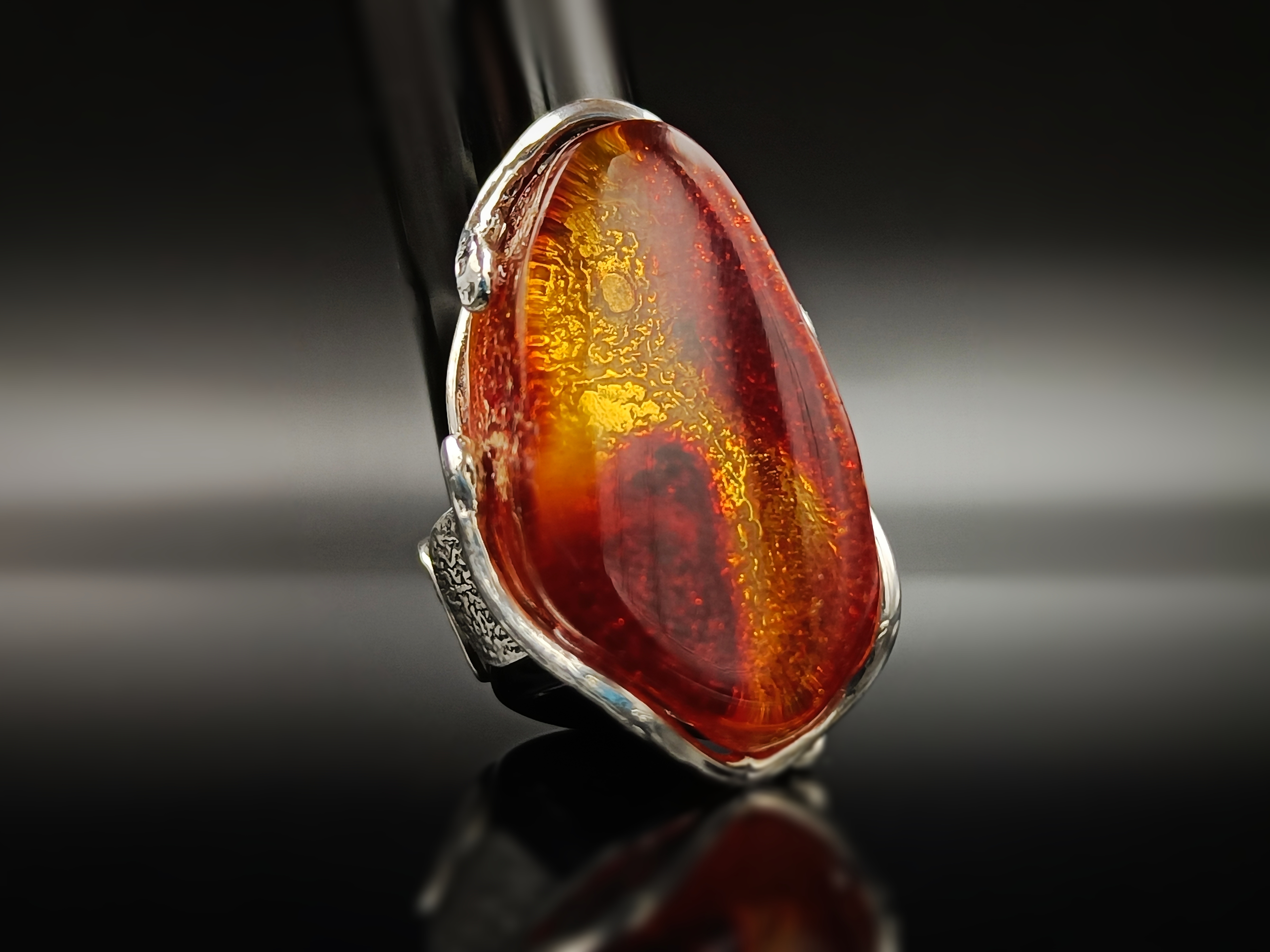 Pierścionek. Naturalny bursztyn bałtycki i srebro próby 925. Unikat.