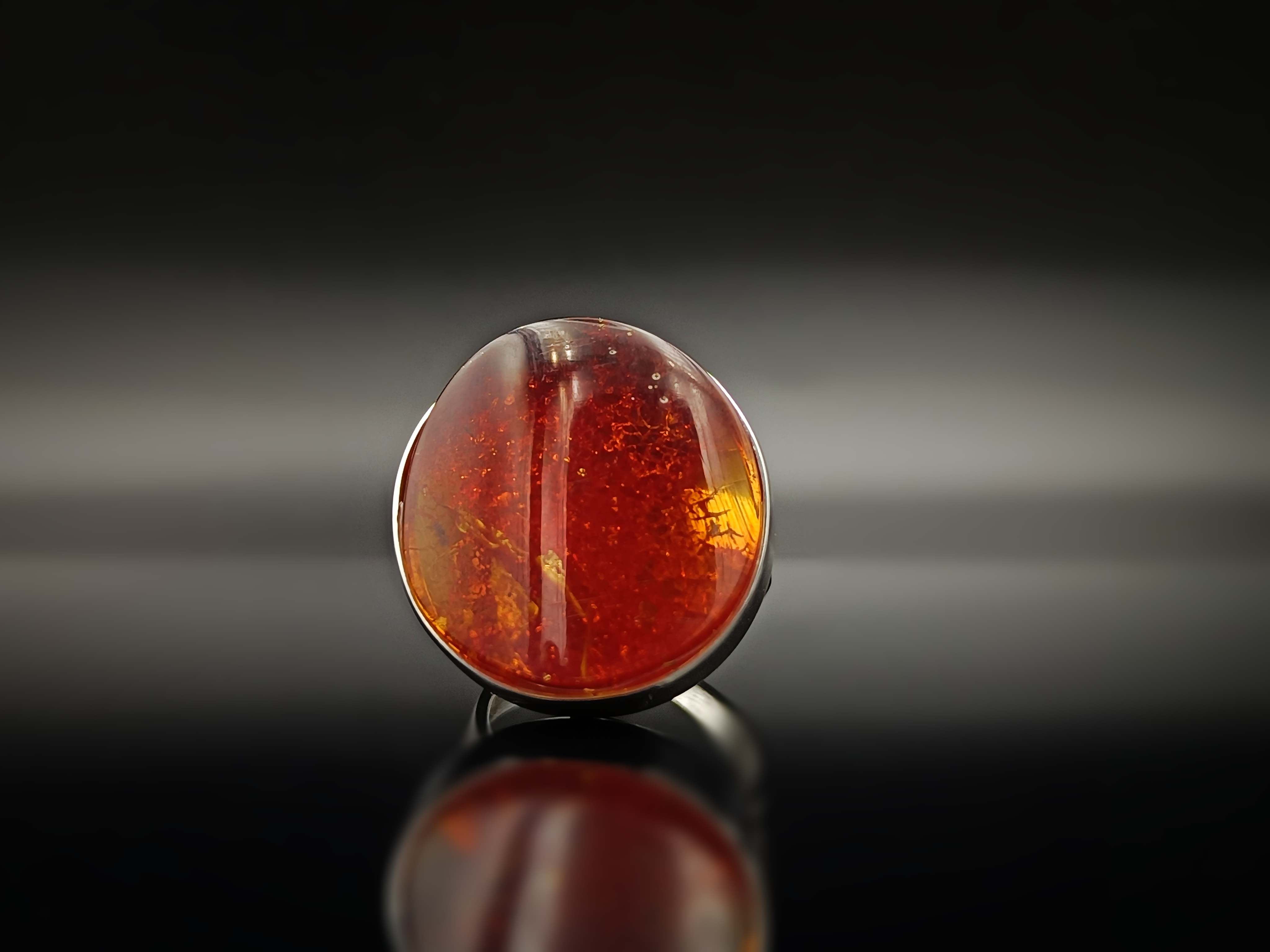Pierścionek. Naturalny bursztyn bałtycki i srebro próby 925. Unikat.