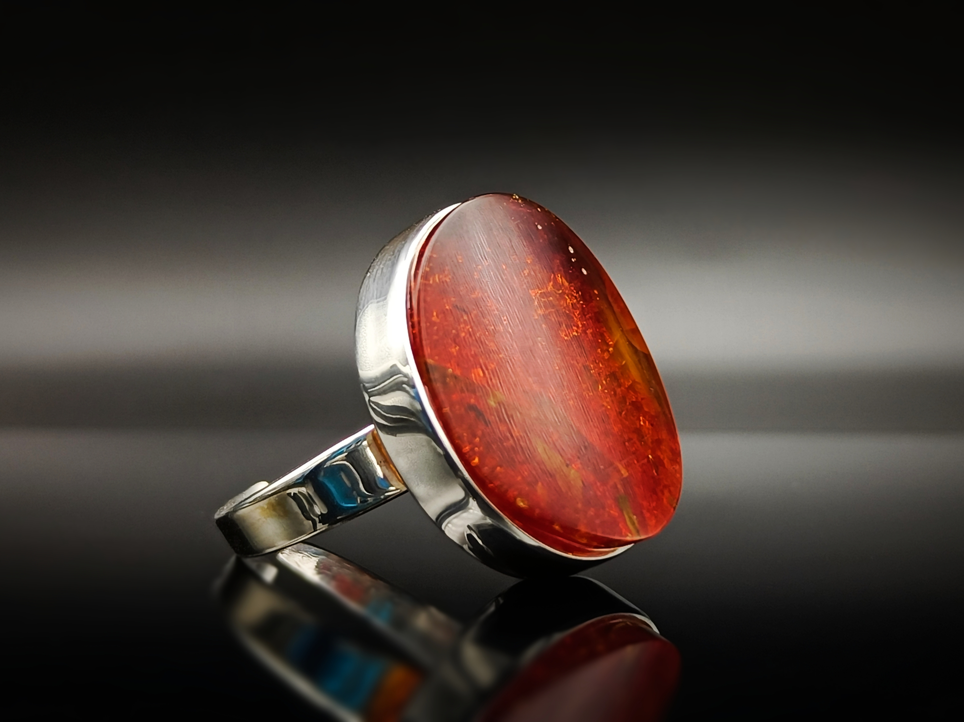 Pierścionek. Naturalny bursztyn bałtycki i srebro próby 925. Unikat.