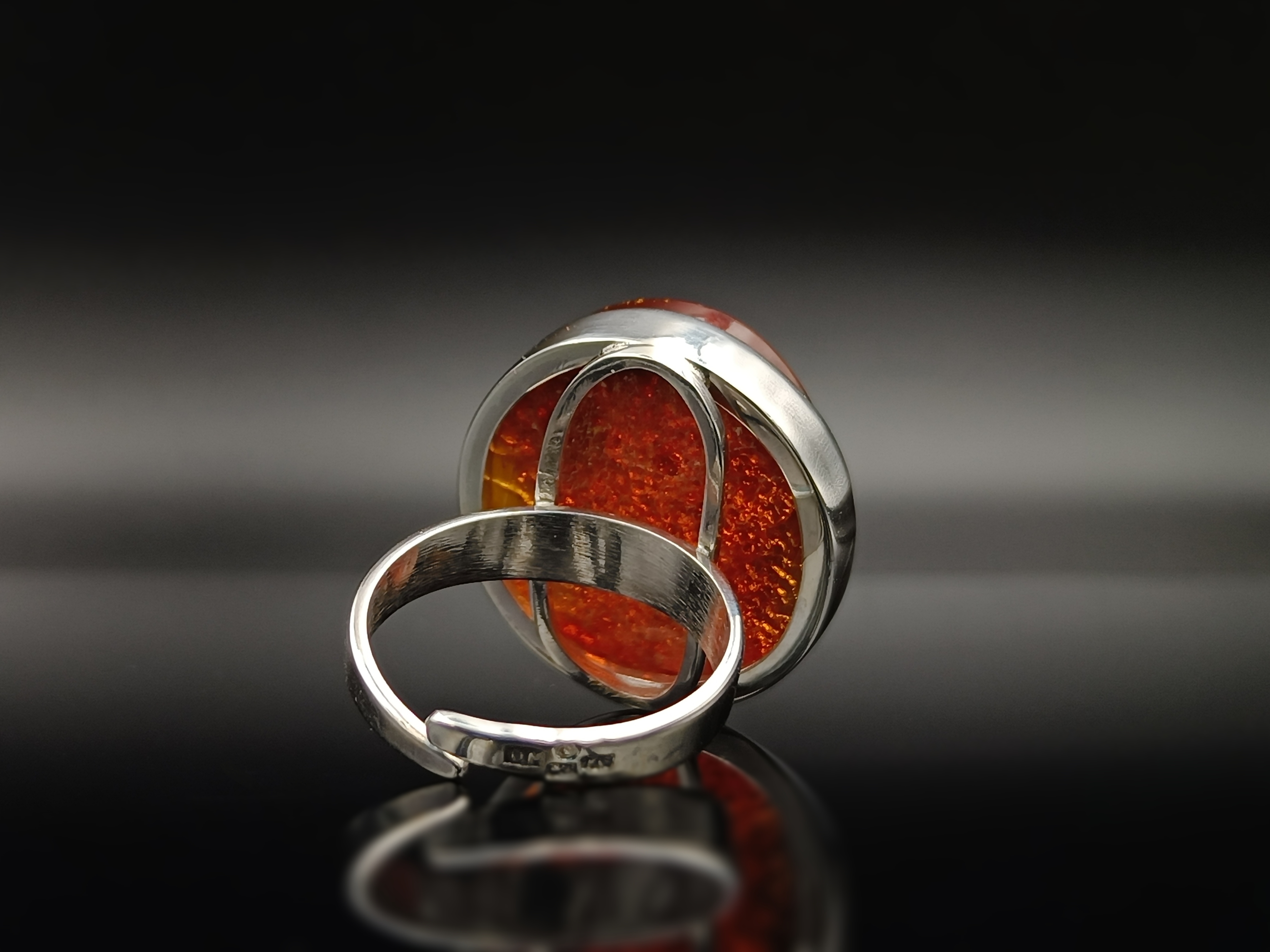 Pierścionek. Naturalny bursztyn bałtycki i srebro próby 925. Unikat.