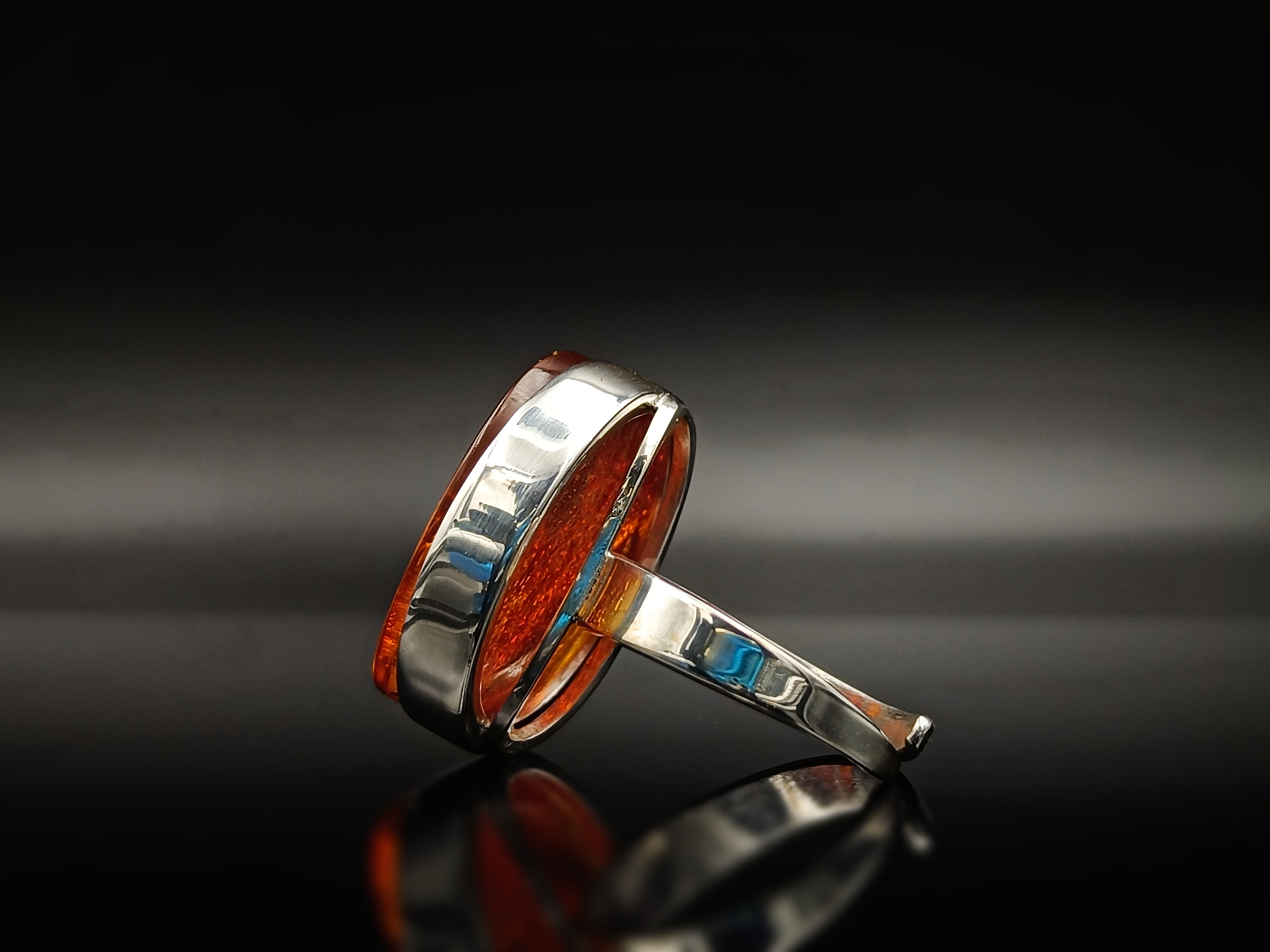 Pierścionek. Naturalny bursztyn bałtycki i srebro próby 925. Unikat.