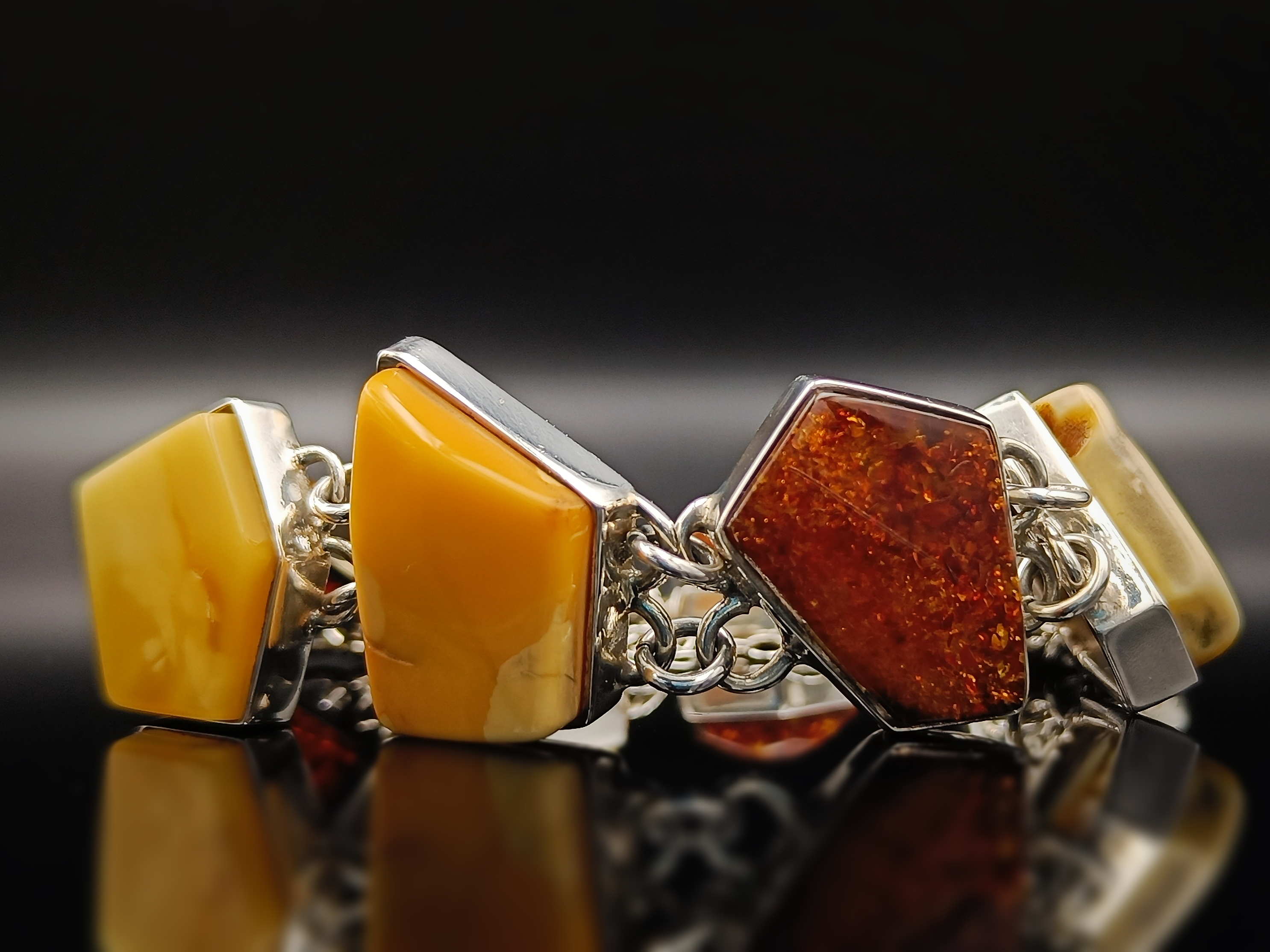 Bransoleta. Naturalny bursztyn bałtycki i srebro próby 925. Unikat. Pudełko w komplecie.