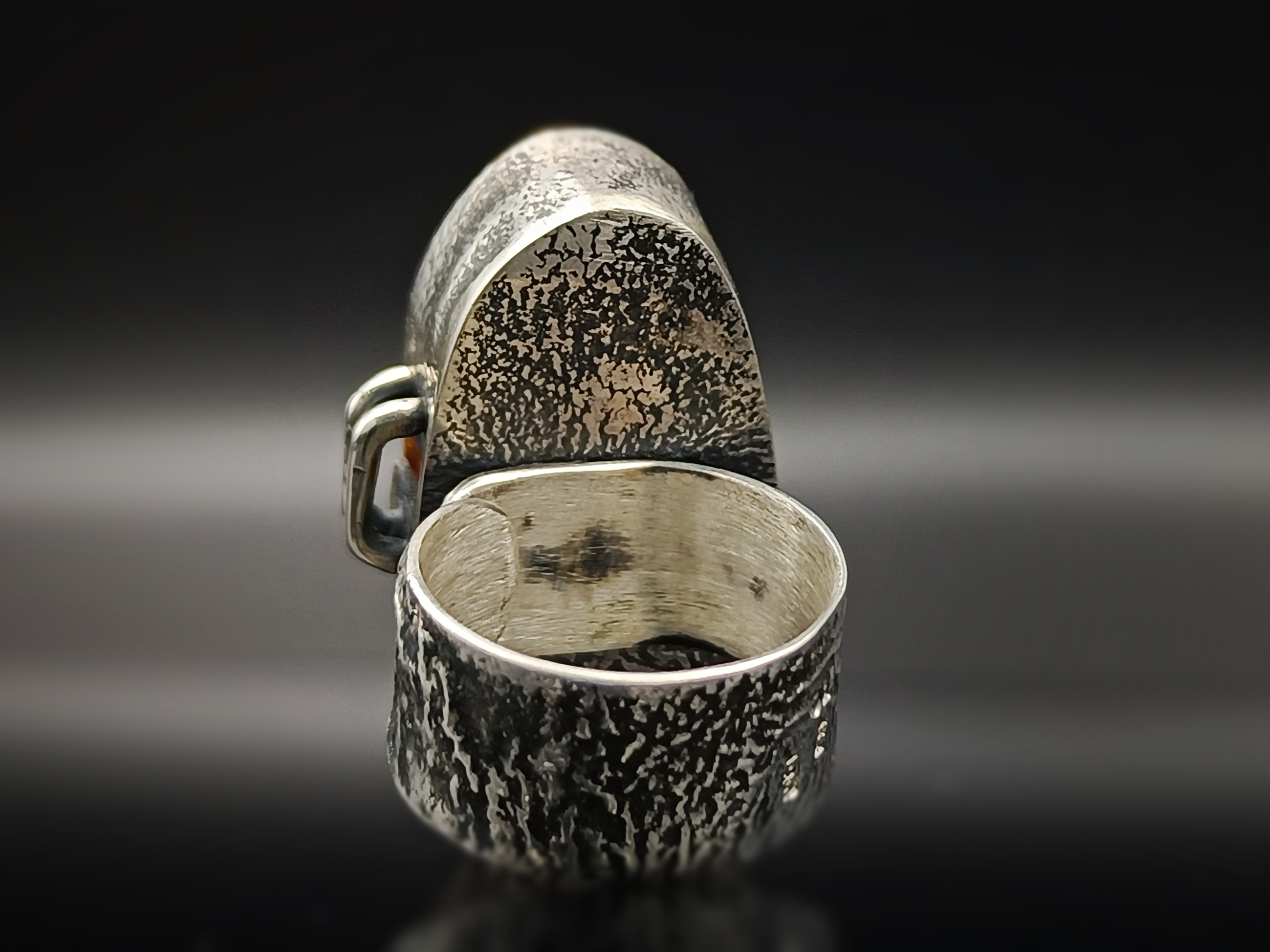 Pierścionek. Naturalny bursztyn bałtycki i srebro próby 925. Unikat.