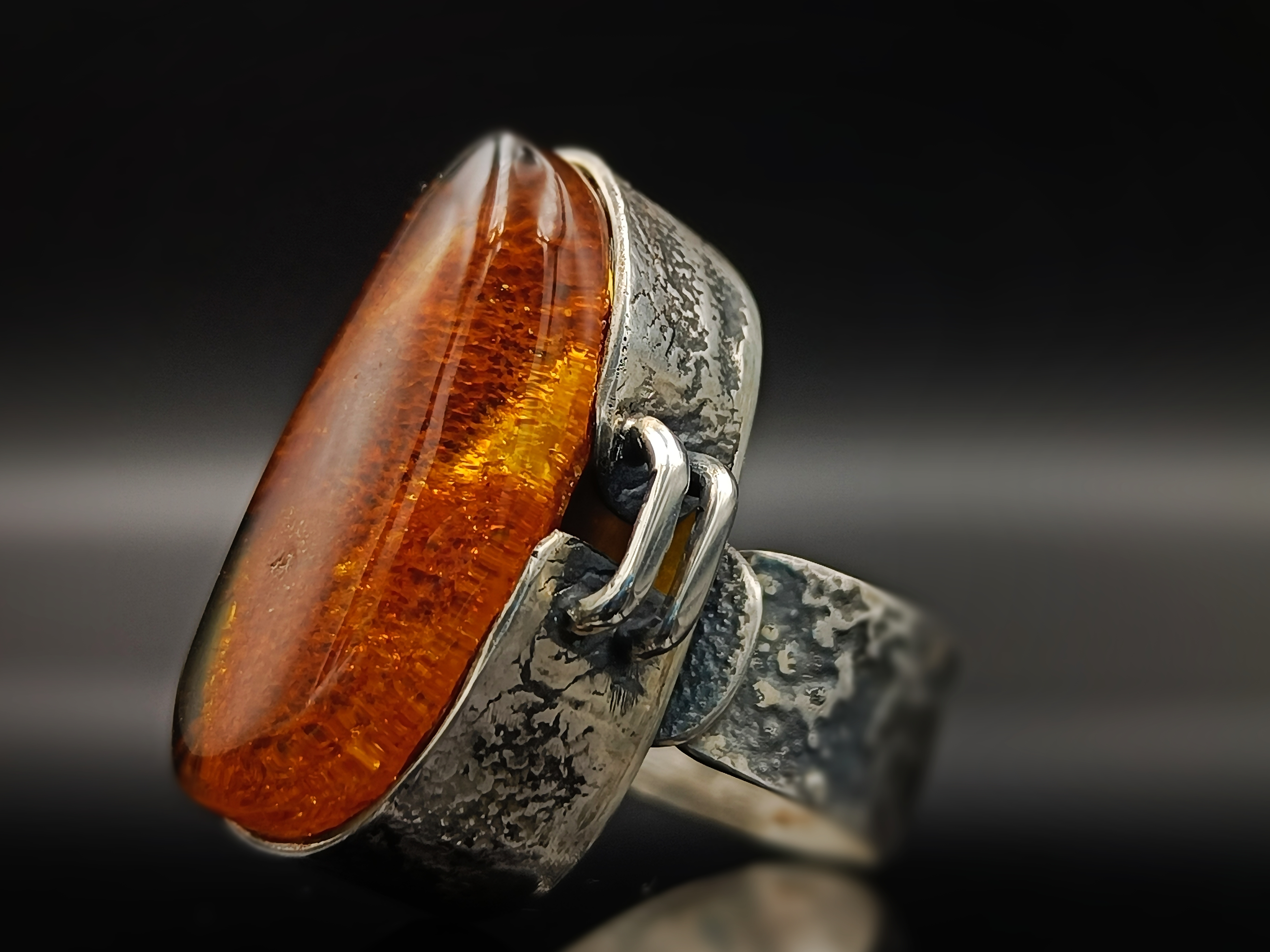 Pierścionek. Naturalny bursztyn bałtycki i srebro próby 925. Unikat.