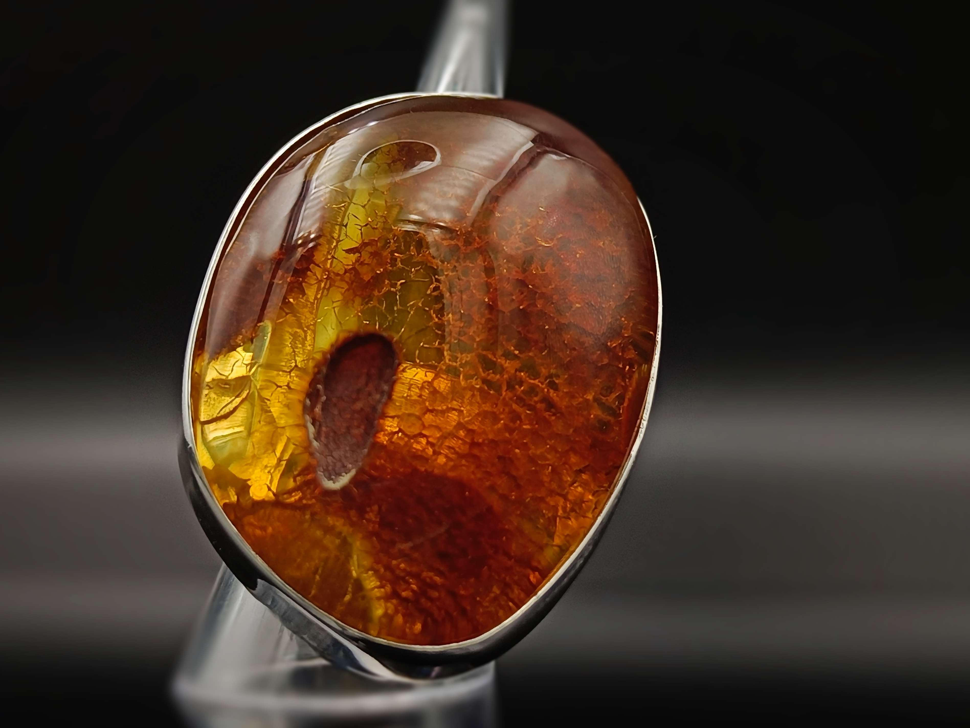 Pierścionek. Naturalny bursztyn bałtycki i srebro próby 925. Unikat.