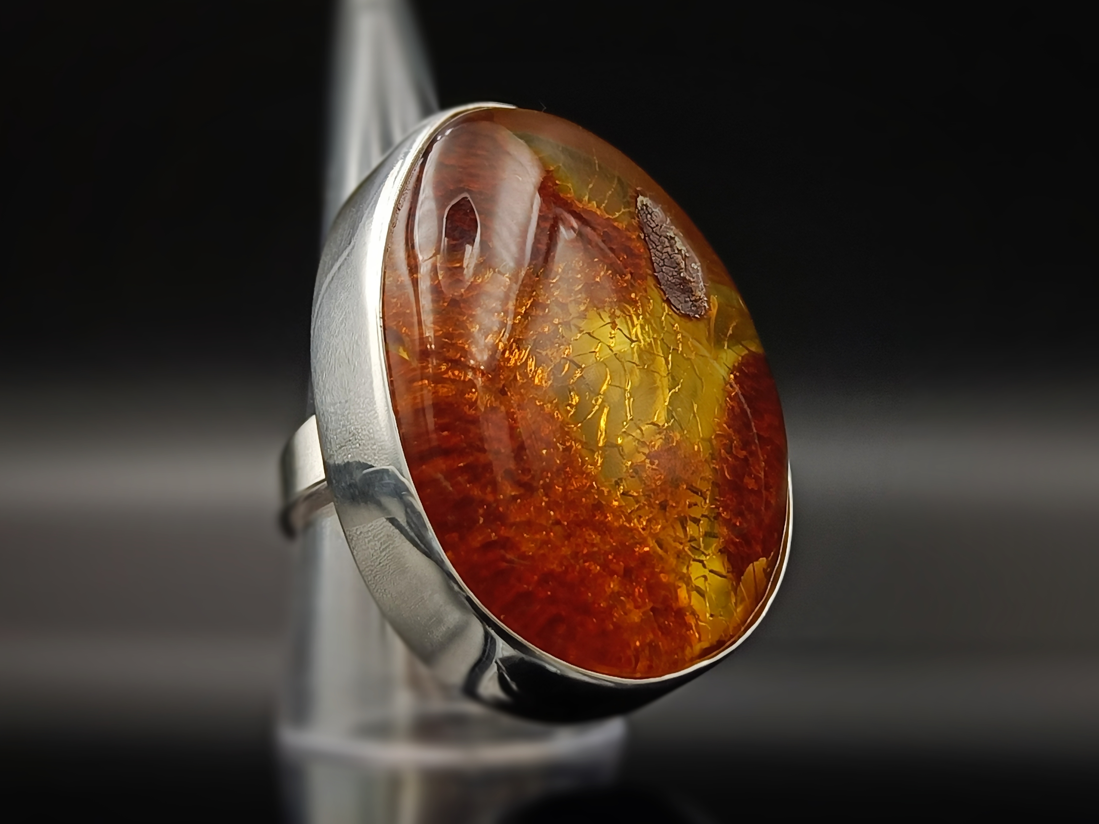 Pierścionek. Naturalny bursztyn bałtycki i srebro próby 925. Unikat.