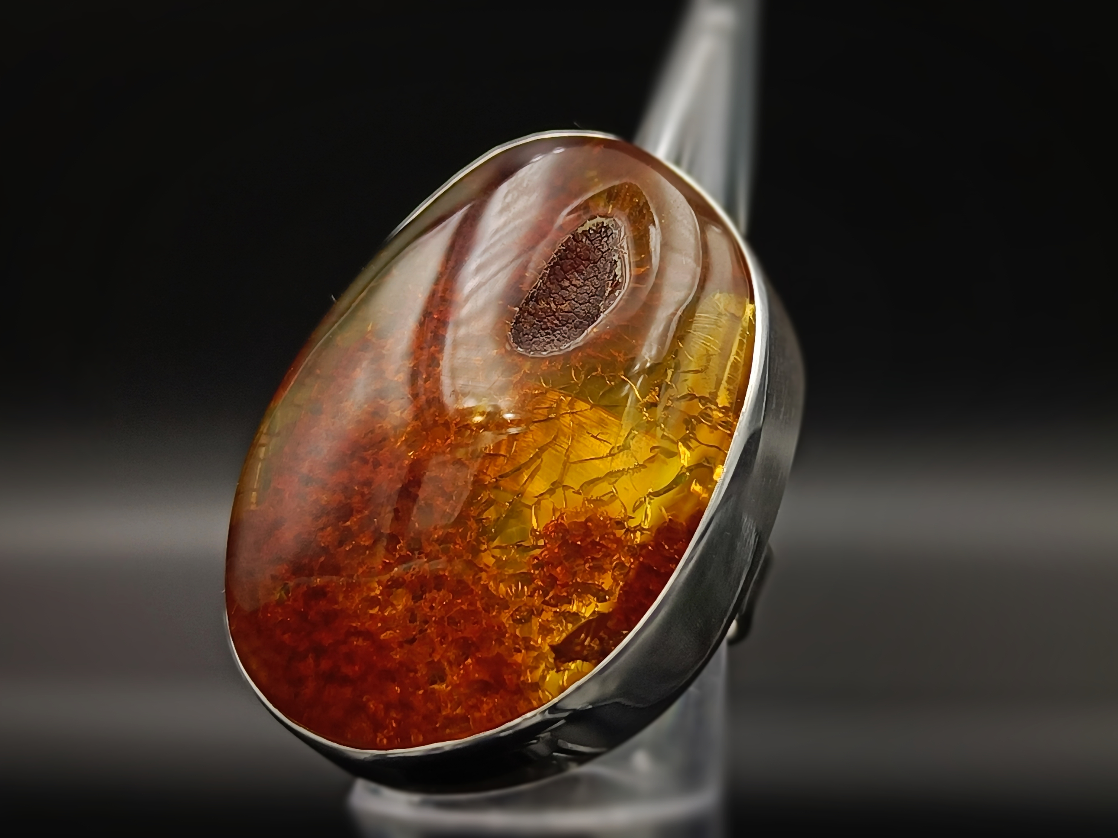 Pierścionek. Naturalny bursztyn bałtycki i srebro próby 925. Unikat.