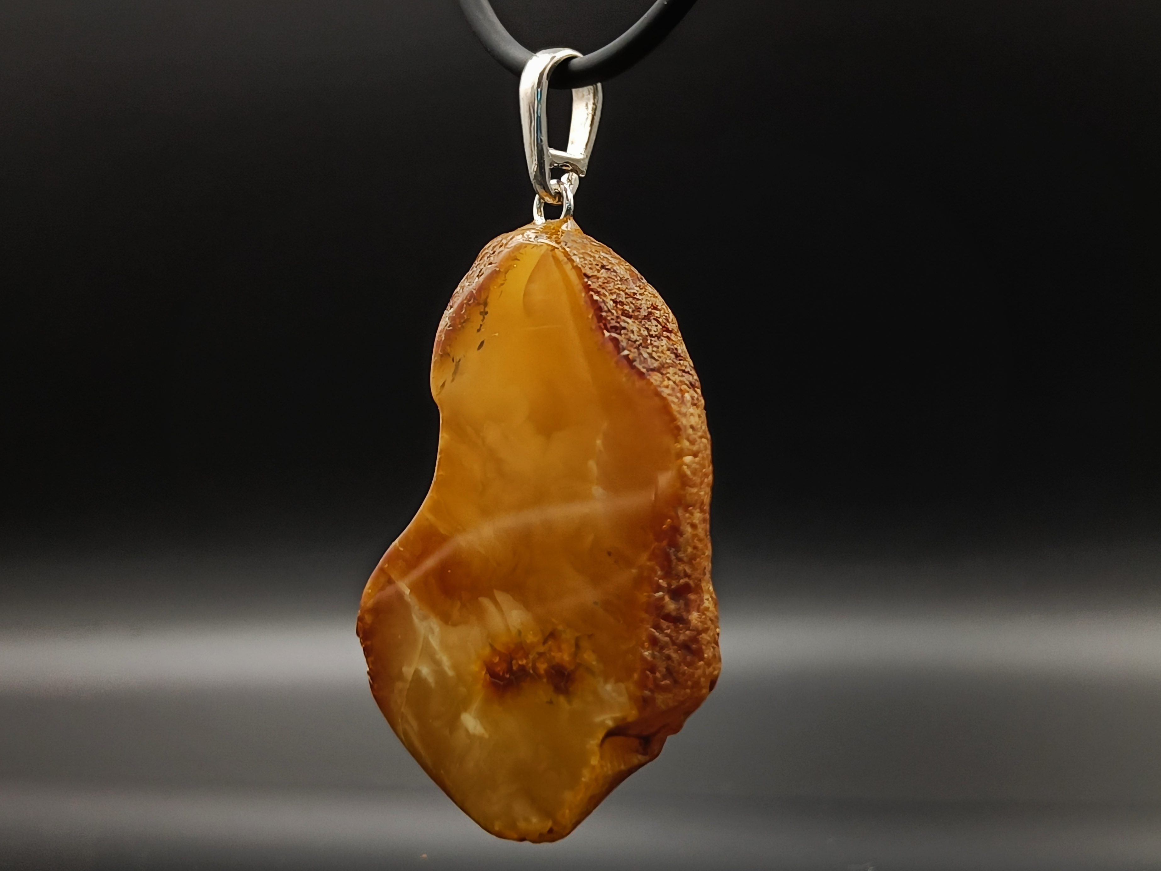 Wisior. Naturalny bursztyn bałtycki i srebro próby 925. Unikat.