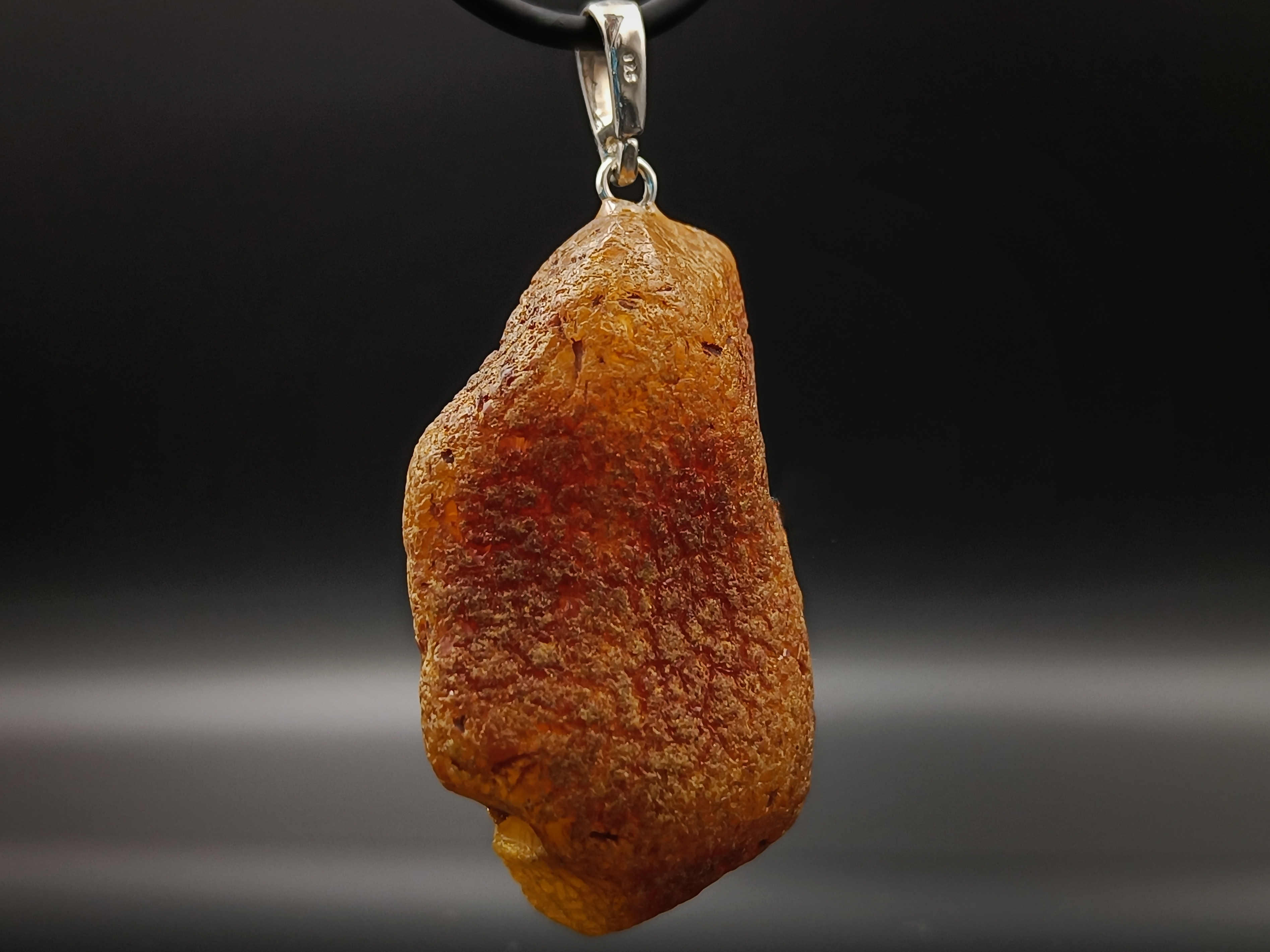 Wisior. Naturalny bursztyn bałtycki i srebro próby 925. Unikat.