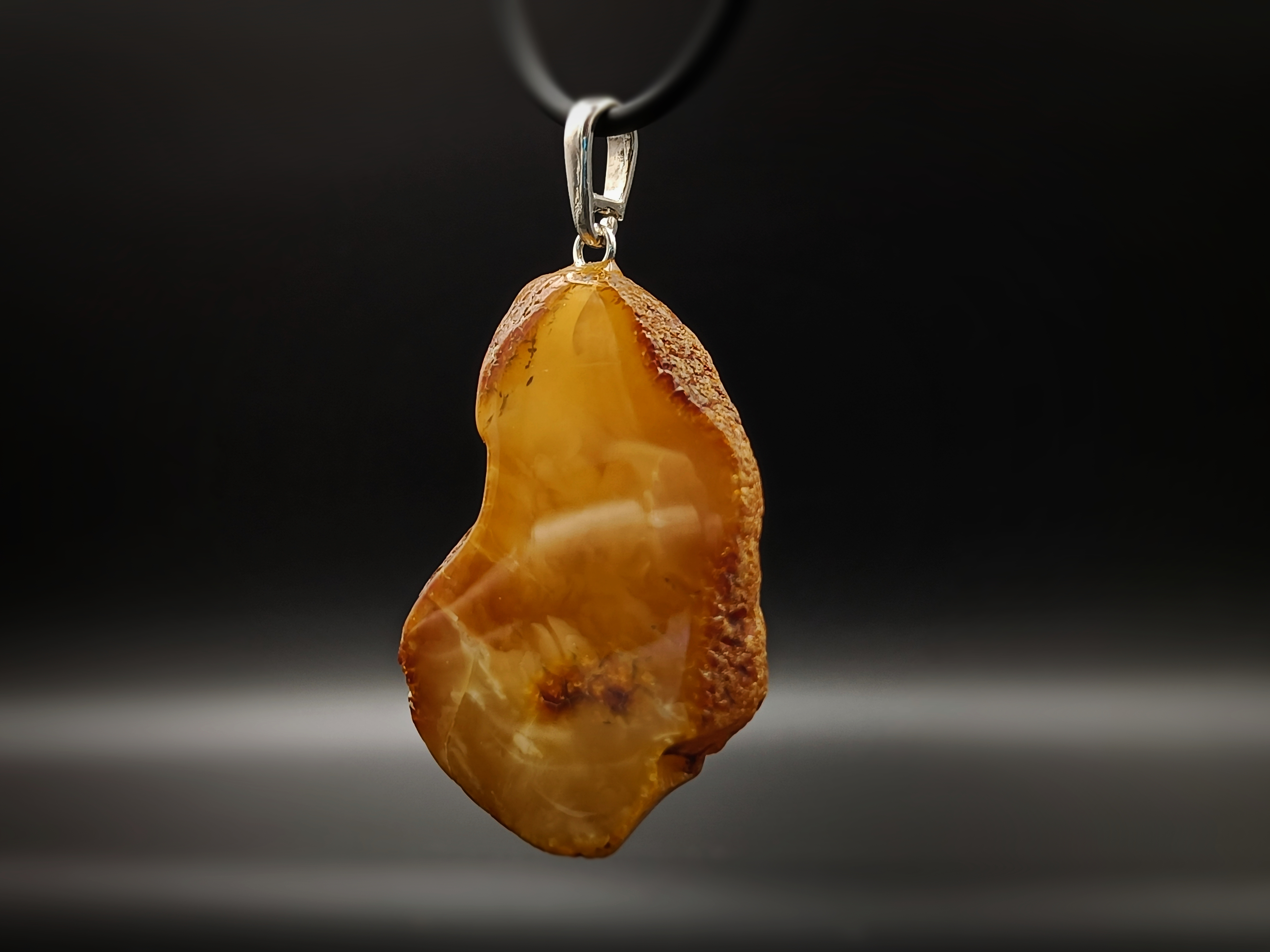 Wisior. Naturalny bursztyn bałtycki i srebro próby 925. Unikat.