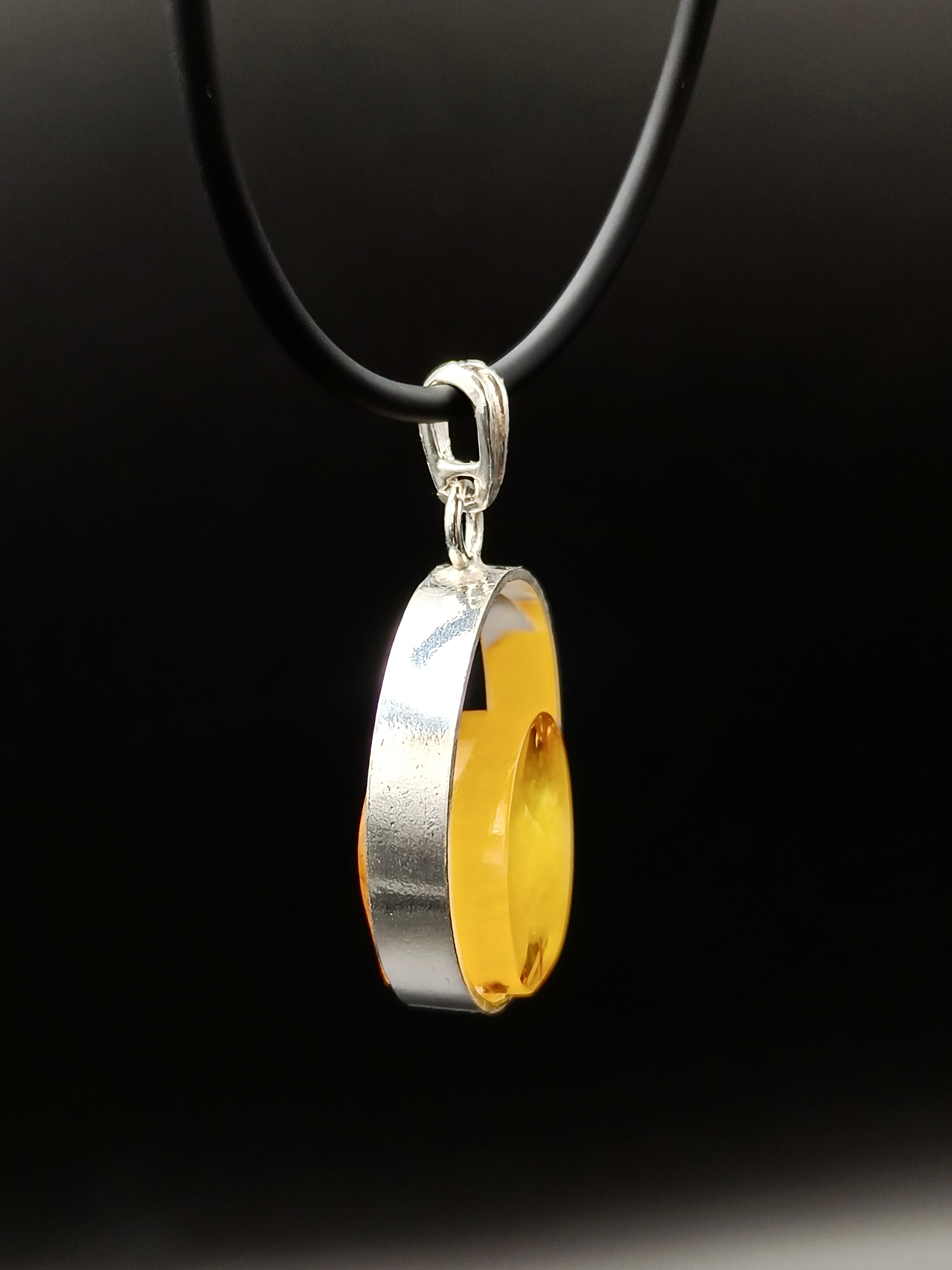 Wisiorek. Naturalny bursztyn bałtycki i srebro próby 925. Unikat.