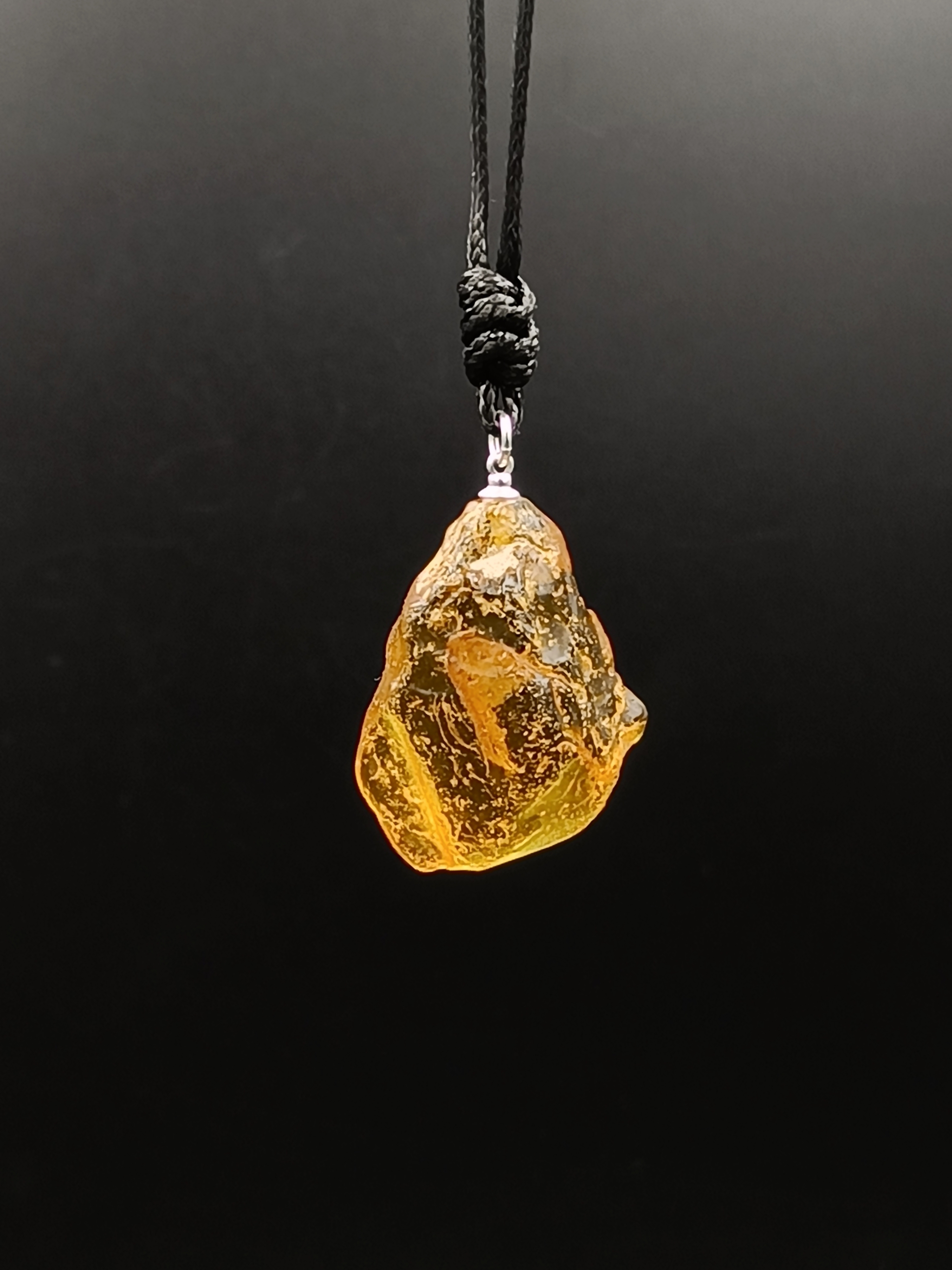 Wisiorek. Naturalny bursztyn bałtycki i srebro 925.