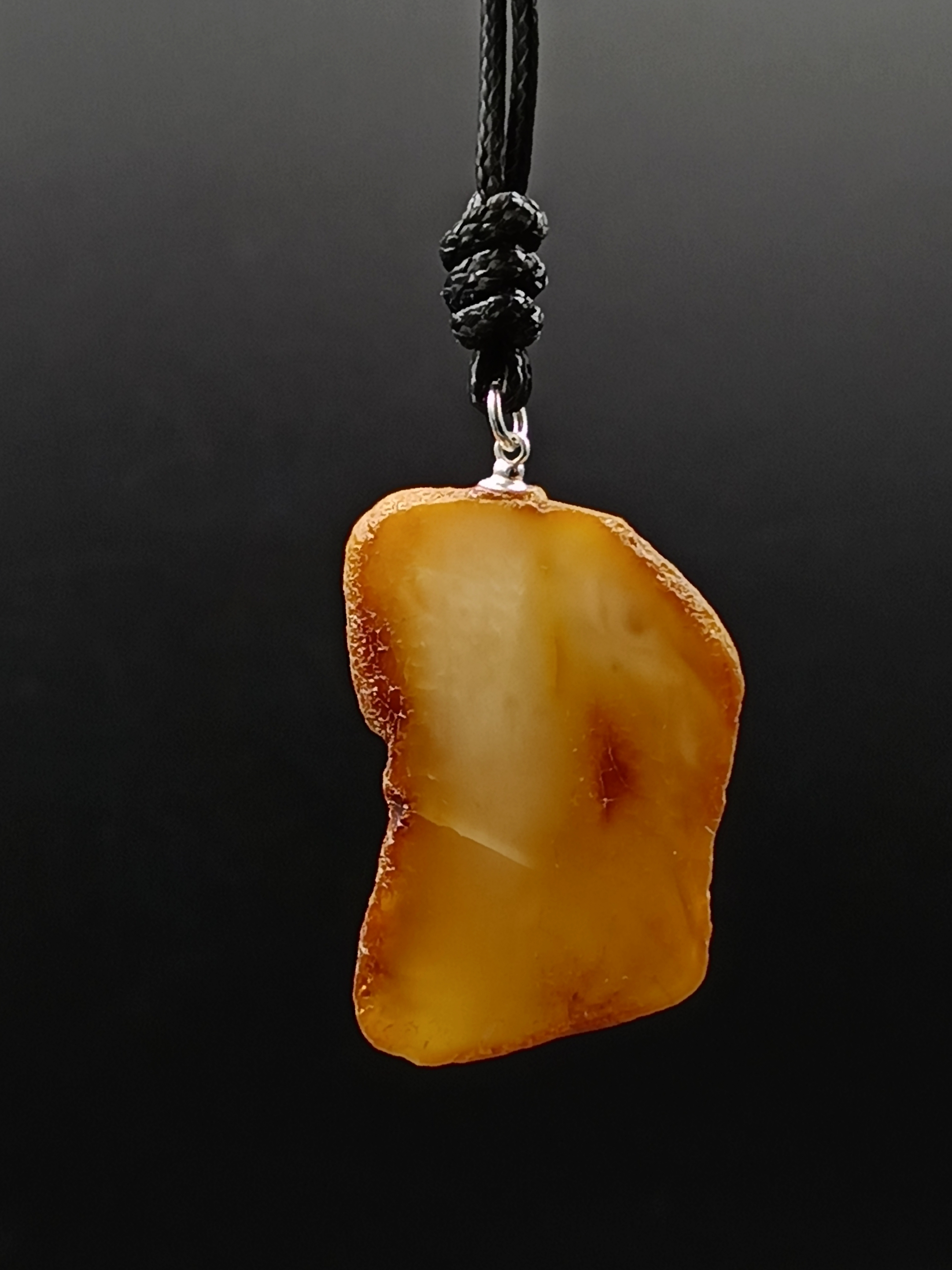 Wisiorek. Naturalny bursztyn bałtycki i srebro 925.