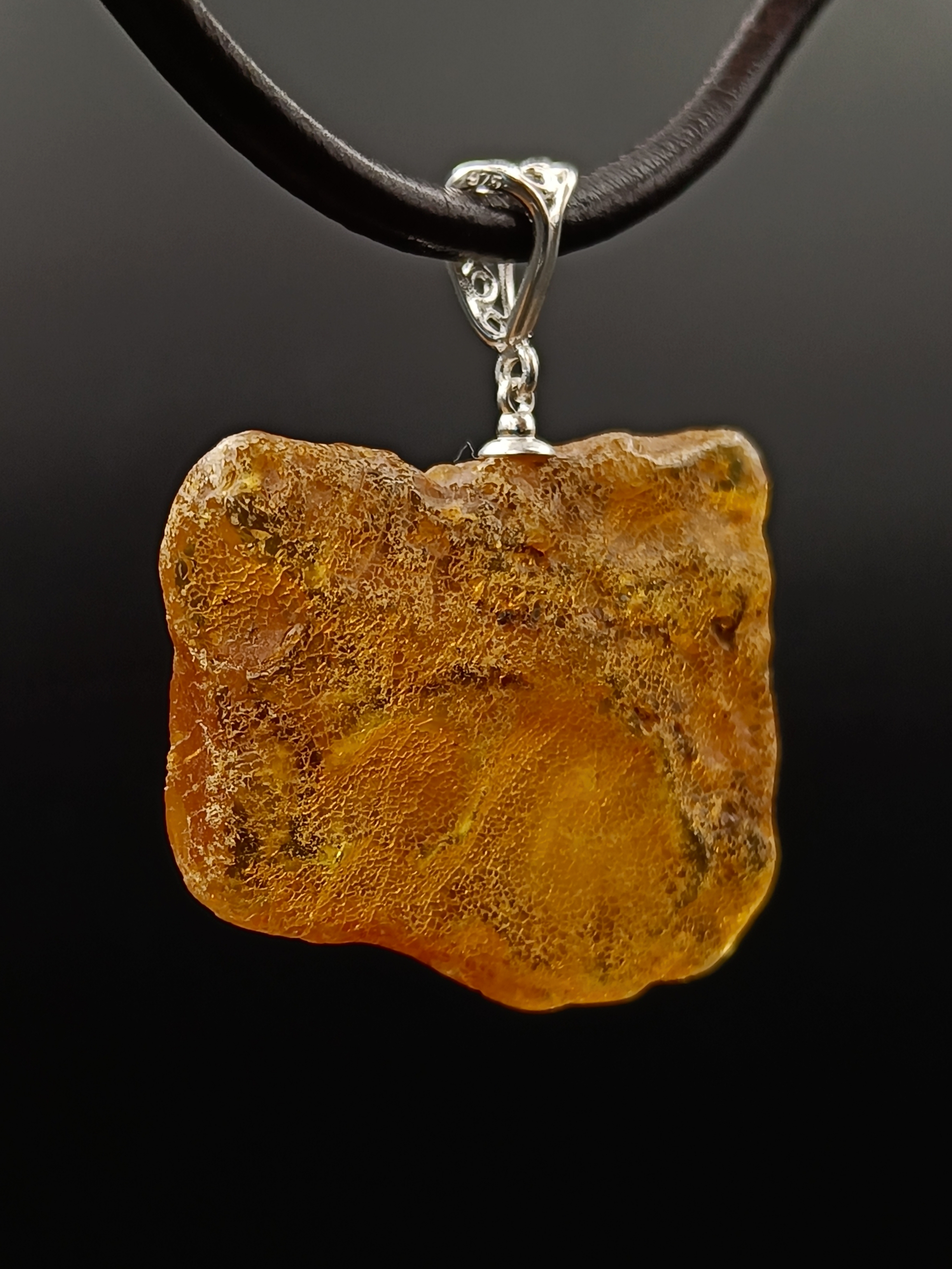 Wisiorek. Naturalny bursztyn bałtycki i srebro próby 925. Unikat.