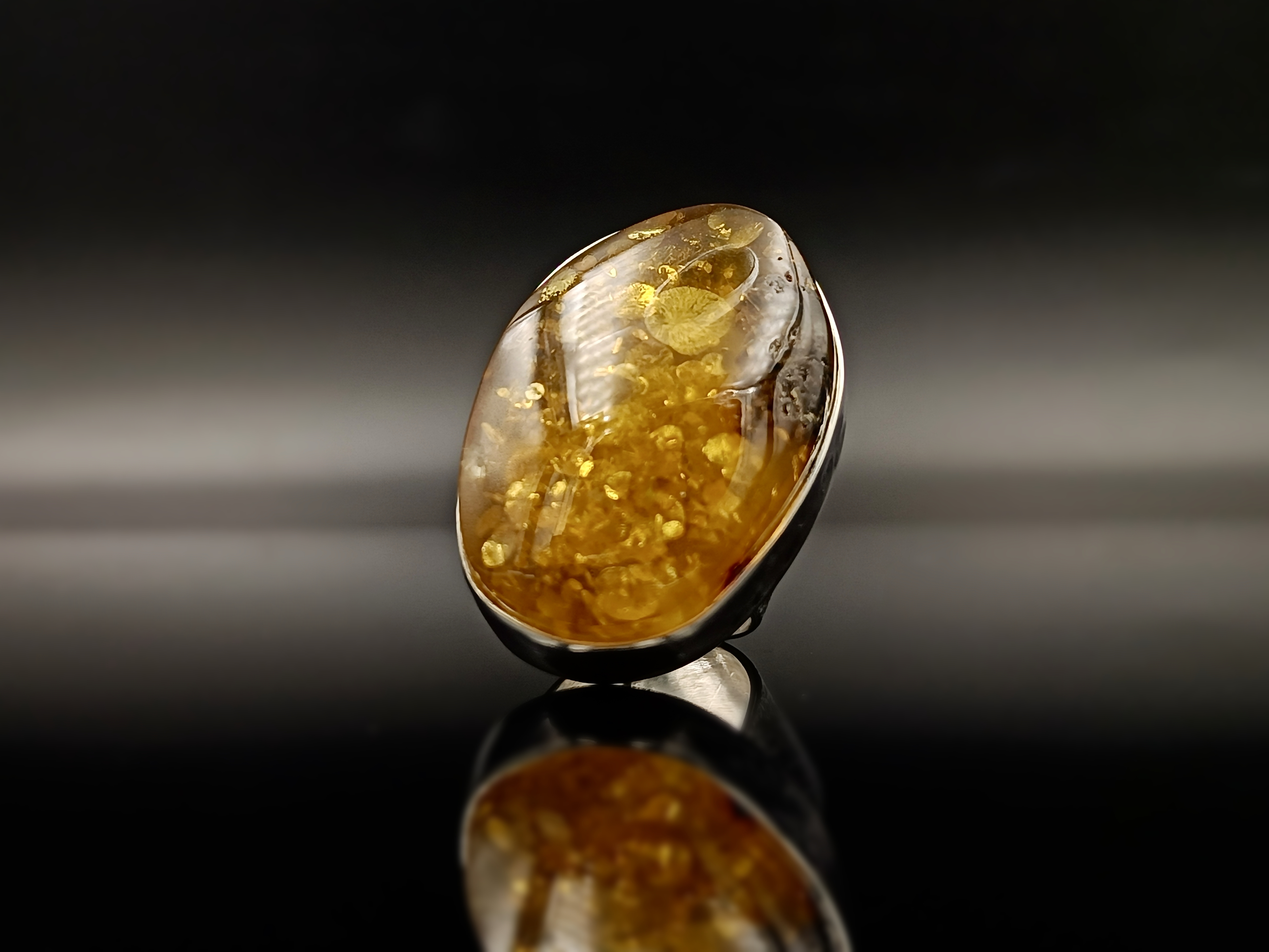 Pierścionek. Bursztyn bałtycki i srebro próby 925. Unikat.