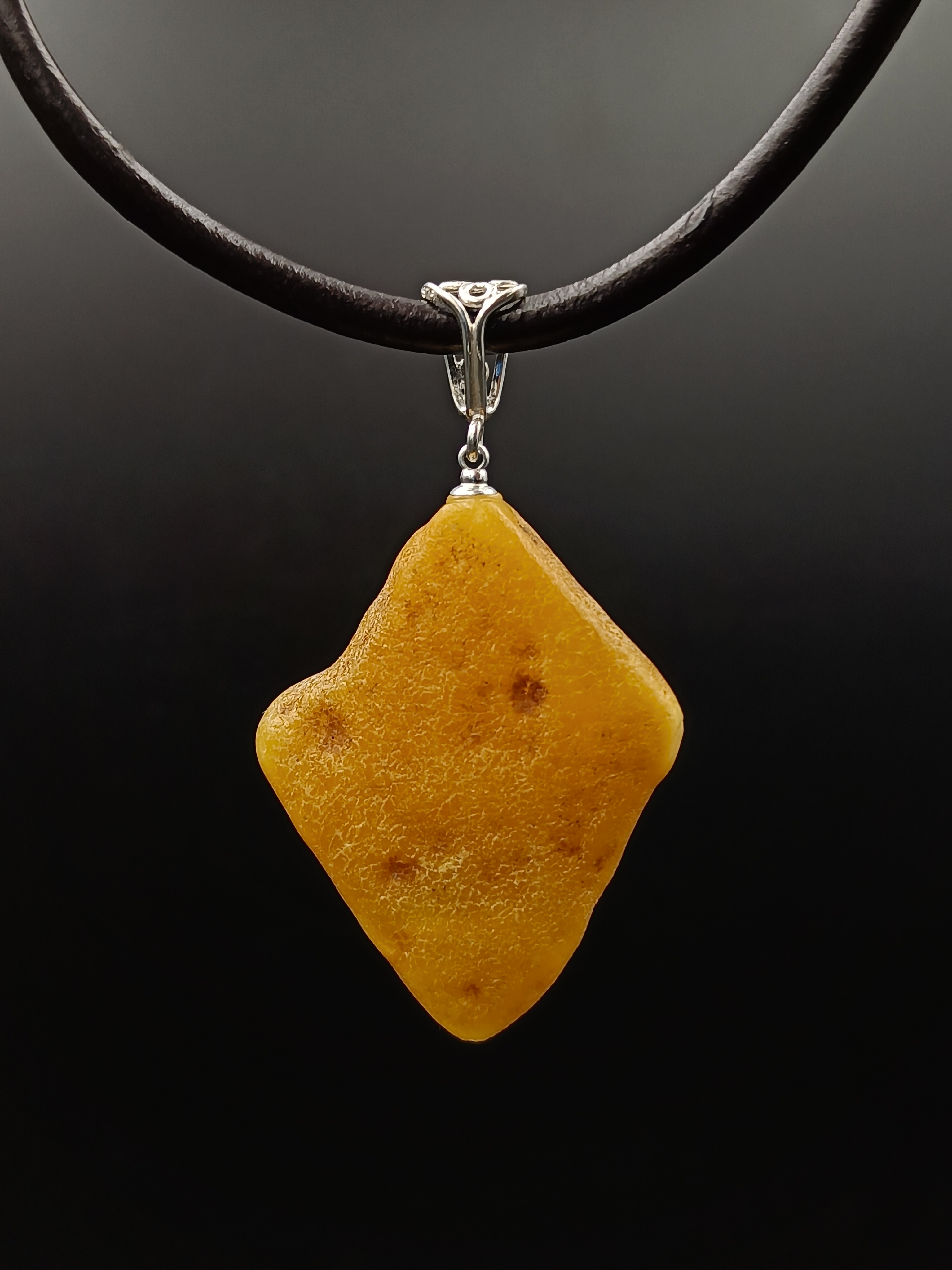 Wisiorek. Naturalny bursztyn bałtycki i srebro próby 925. Unikat.