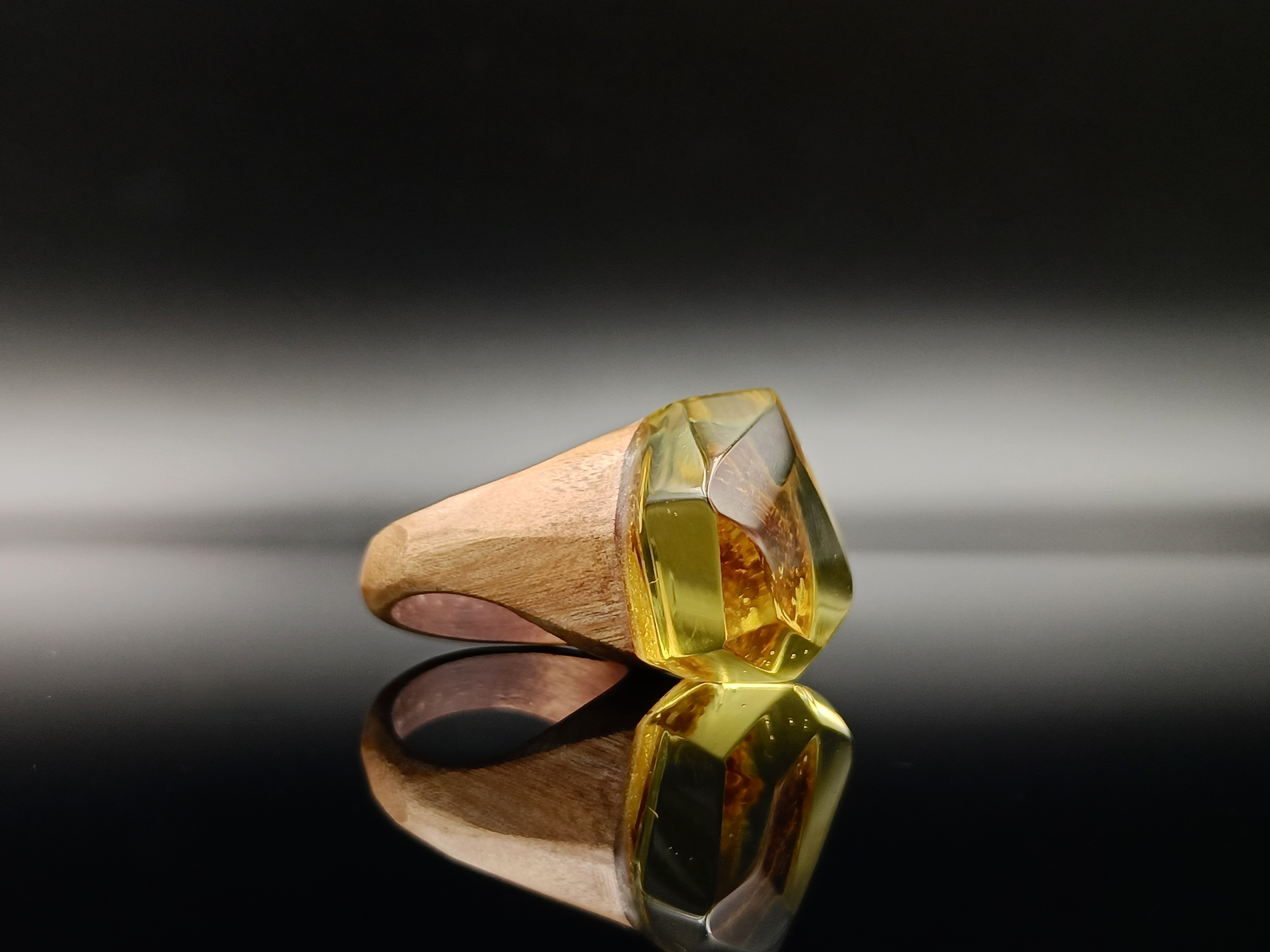Pierścionek. Bursztyn bałtycki i drewno.