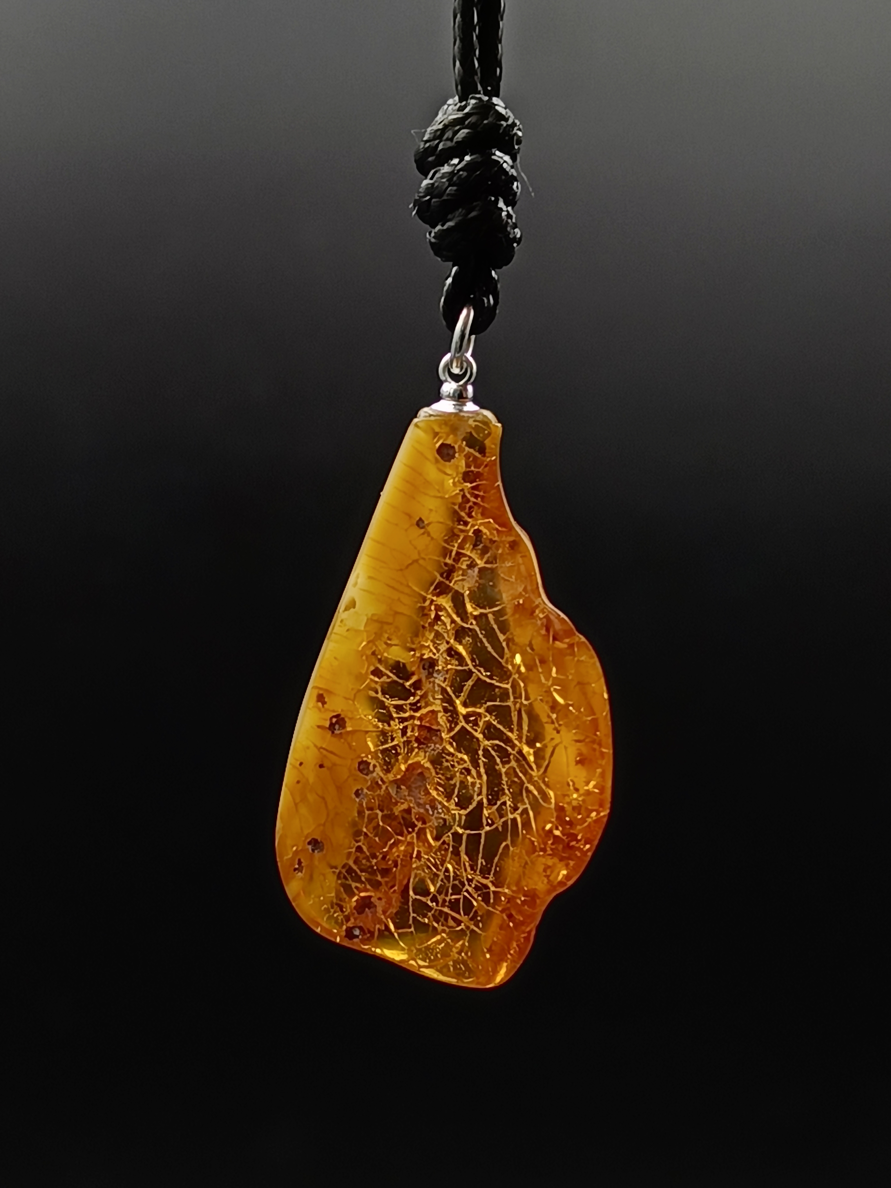 Wisiorek. Naturalny bursztyn bałtycki i srebro 925.