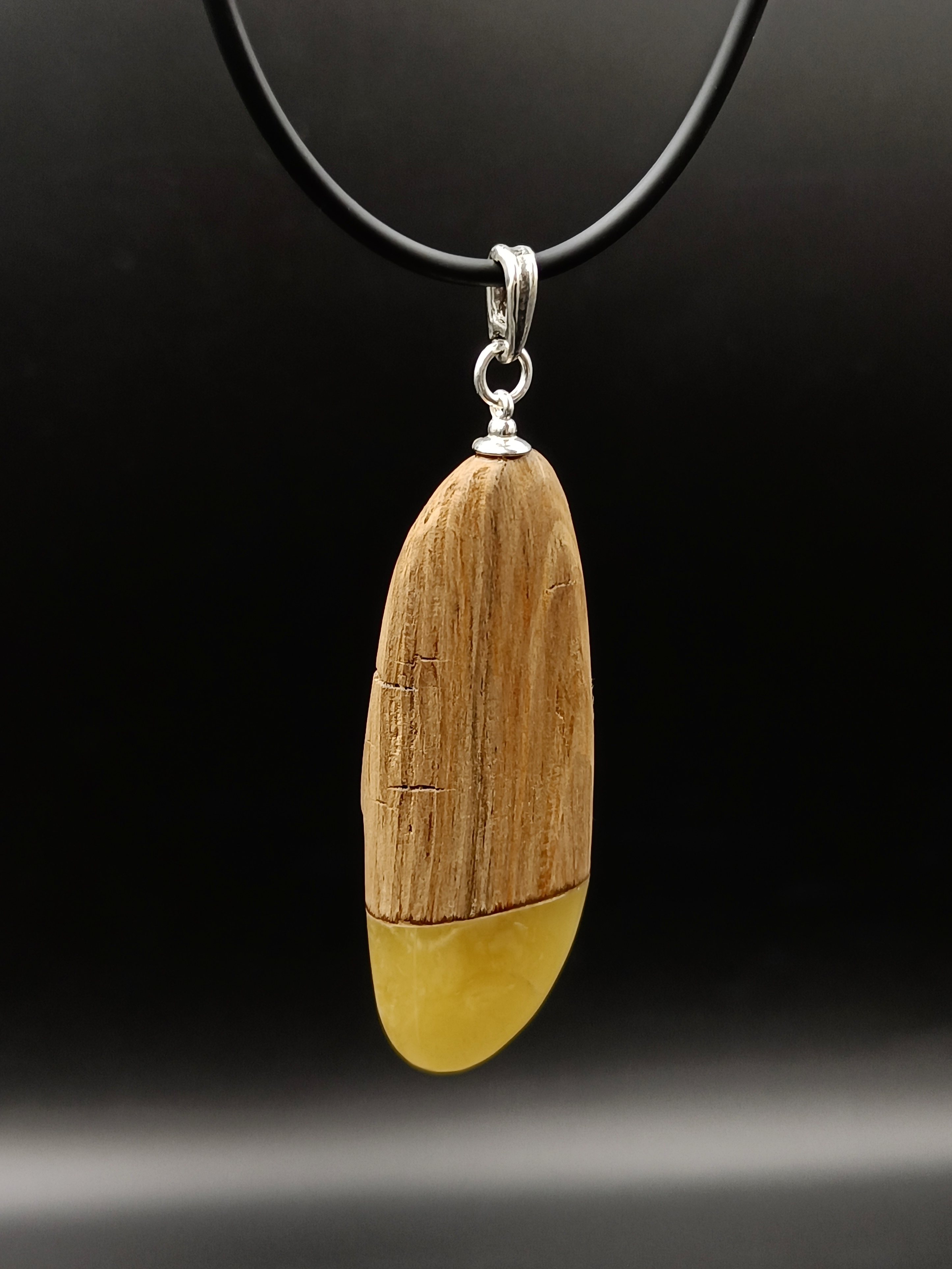 Wisior. Naturalny bursztyn bałtycki, drewno i srebro próby 925. Unikat.