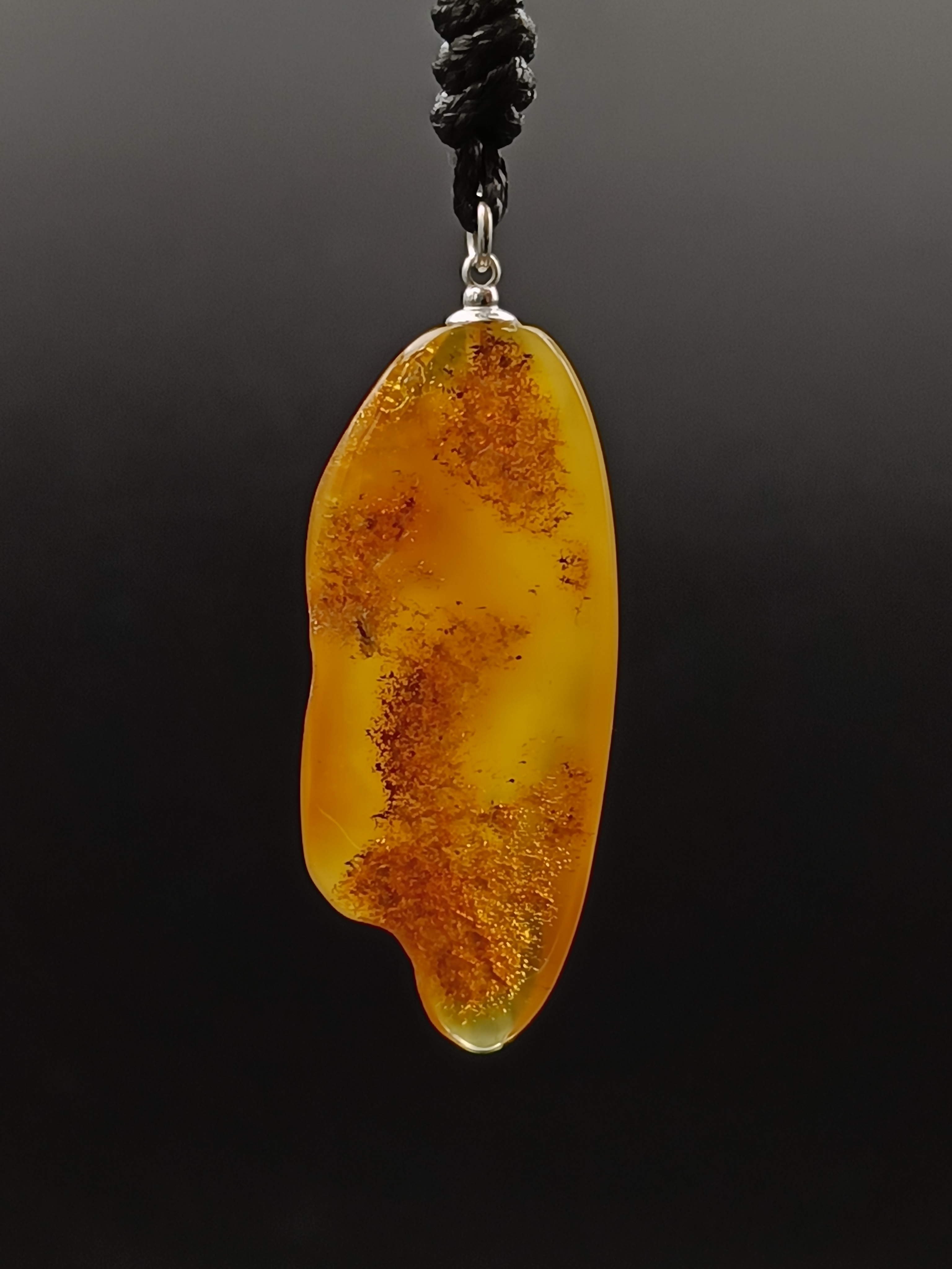 Wisiorek. Naturalny bursztyn bałtycki i srebro 925.