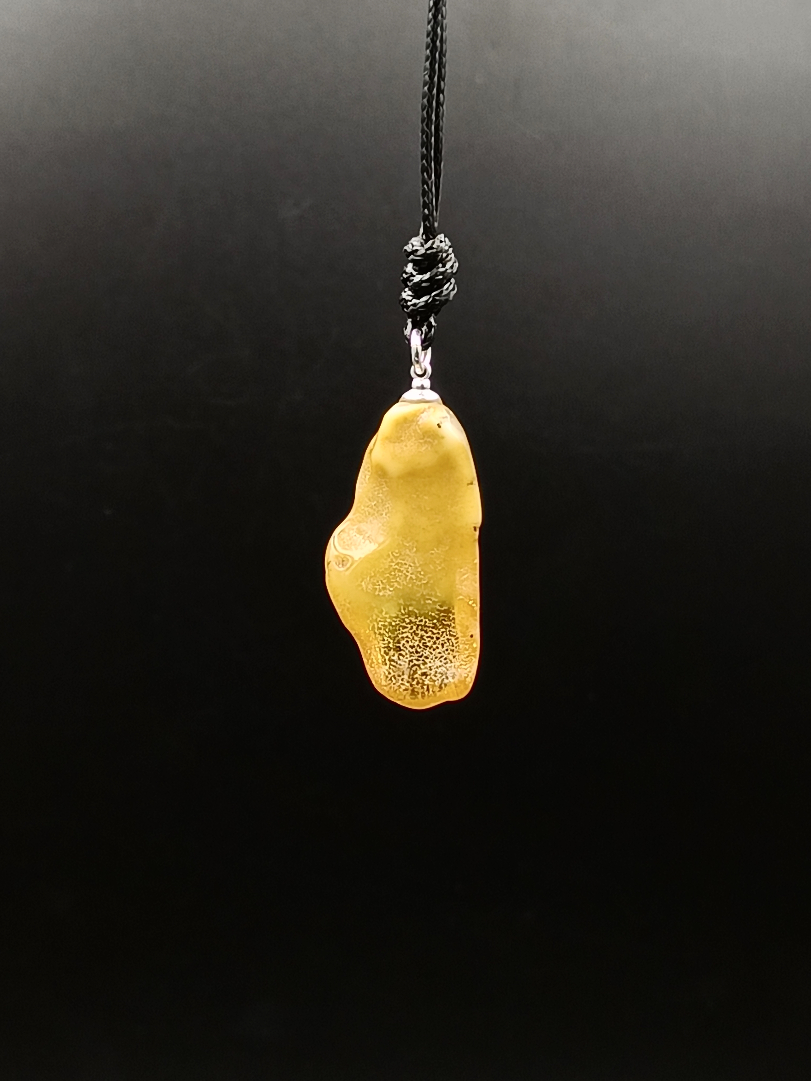 Wisiorek. Naturalny bursztyn bałtycki i srebro 925.