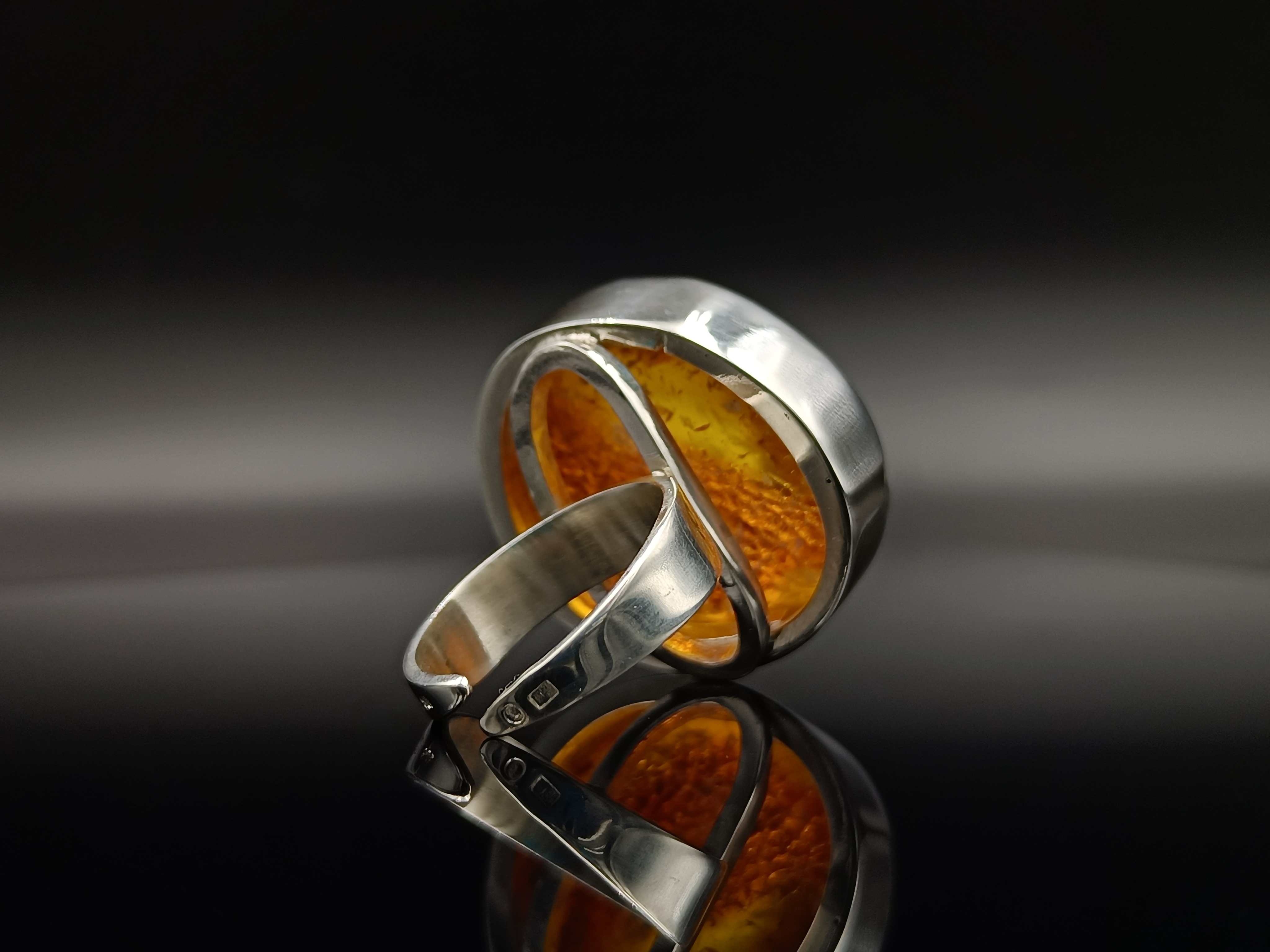 Pierścionek. Naturalny bursztyn bałtycki i srebro próby 925. Unikat.