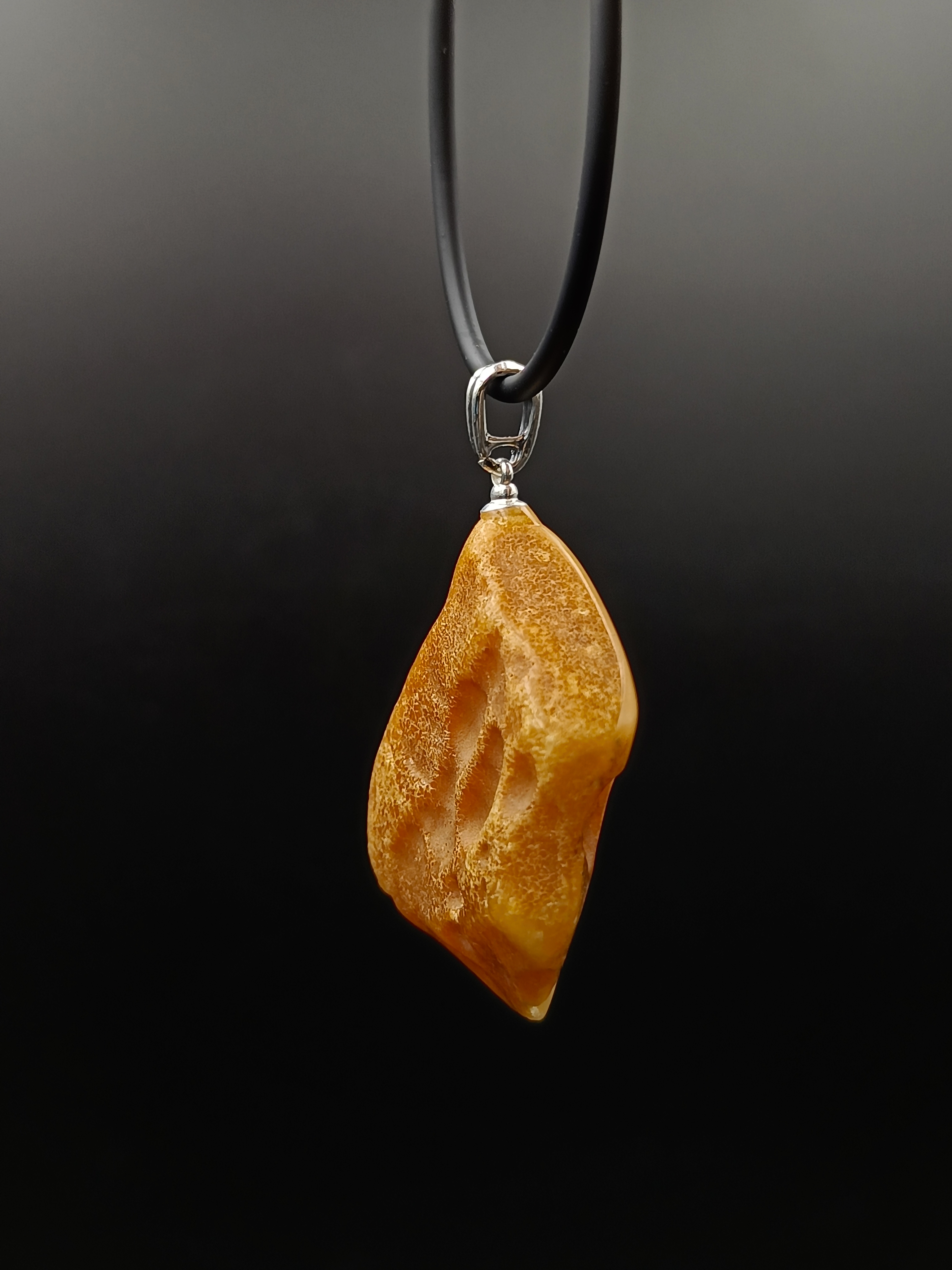 Wisiorek. Naturalny bursztyn bałtycki i srebro próby 925. Unikat.