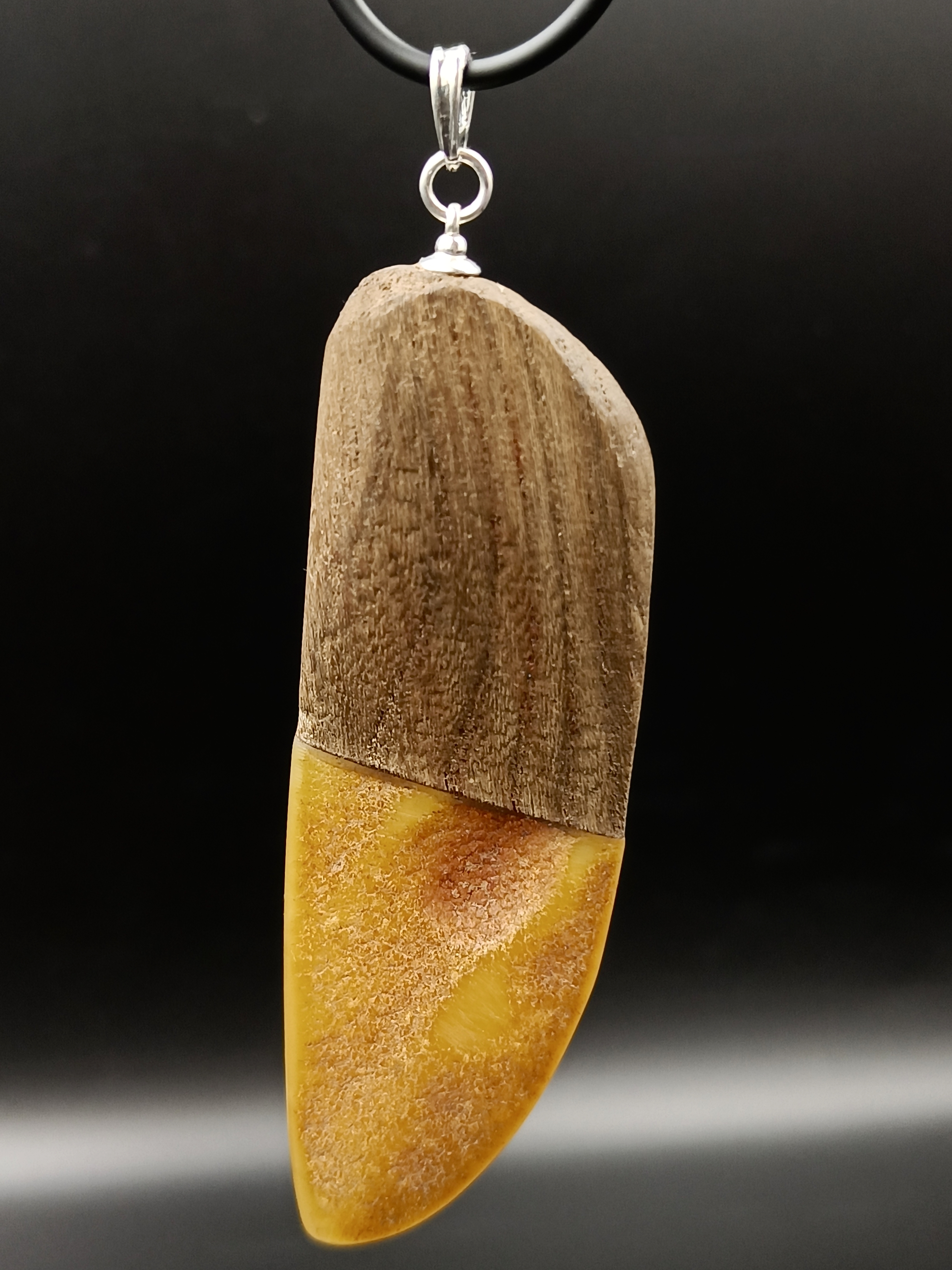 Wisior. Naturalny bursztyn bałtycki, drewno i srebro próby 925. Unikat.