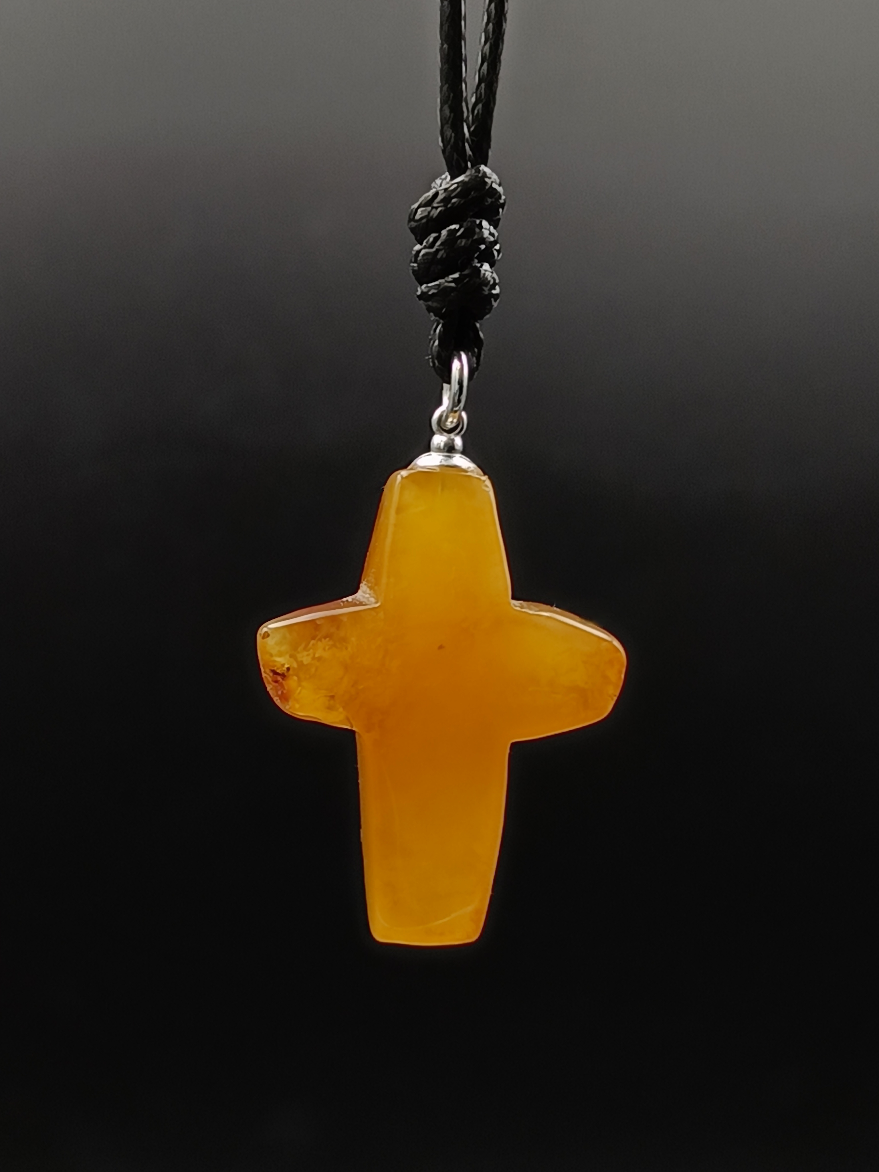 Wisiorek krzyżyk. Naturalny bursztyn bałtycki i srebro 925.