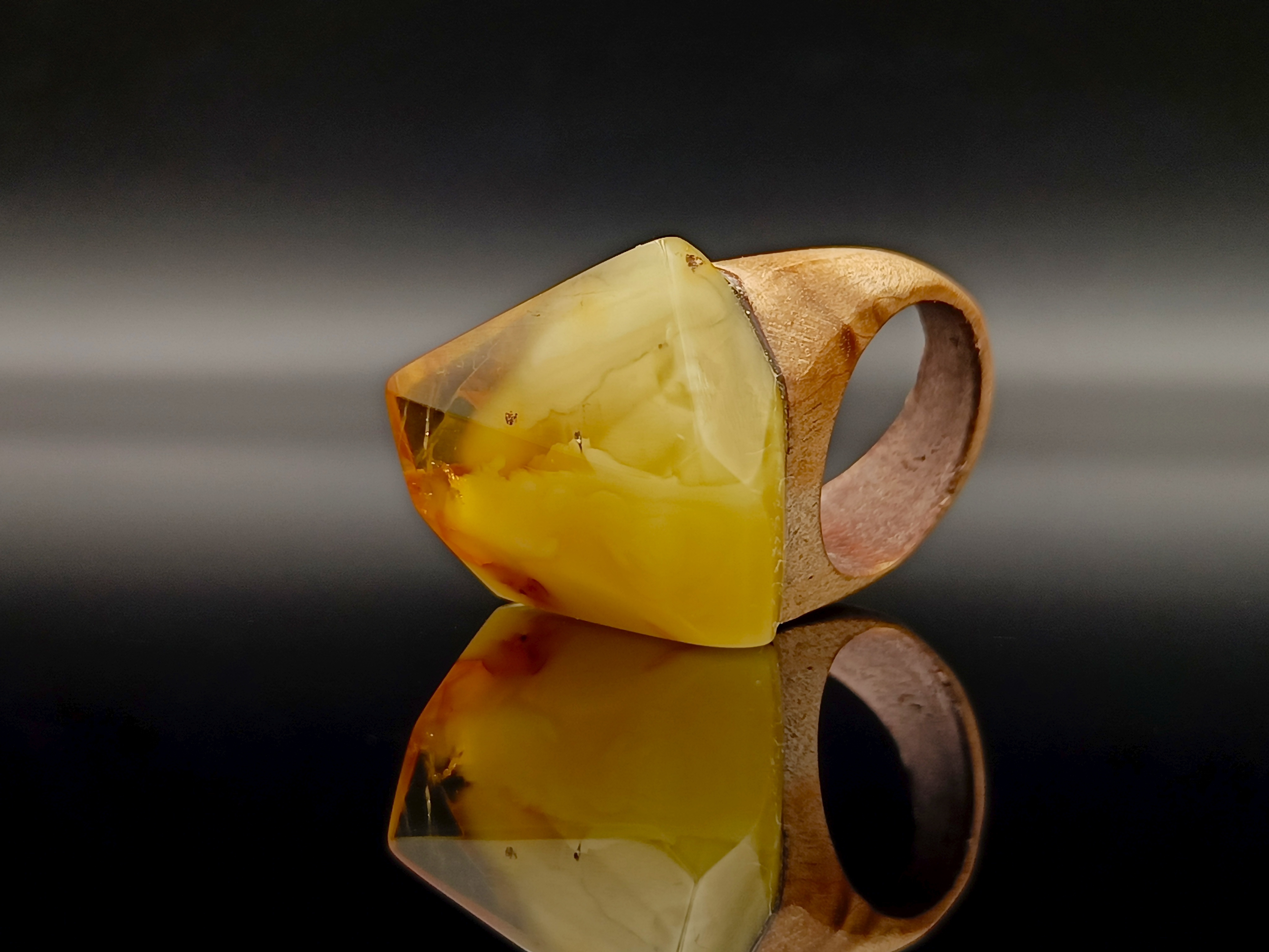 Pierścionek. Bursztyn bałtycki i drewno.