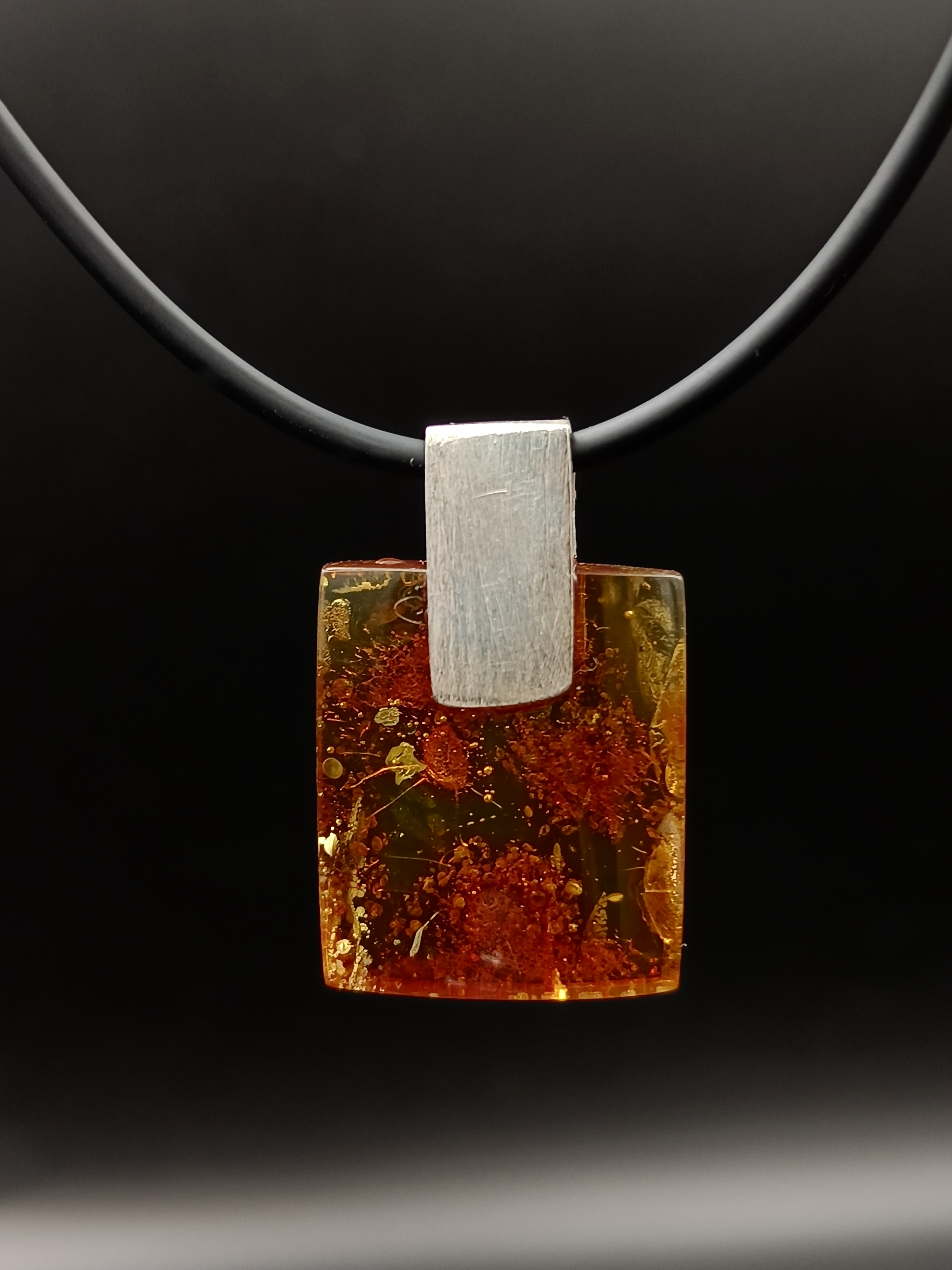 Wisiorek. Naturalny bursztyn bałtycki i srebro próby 925. Unikat.