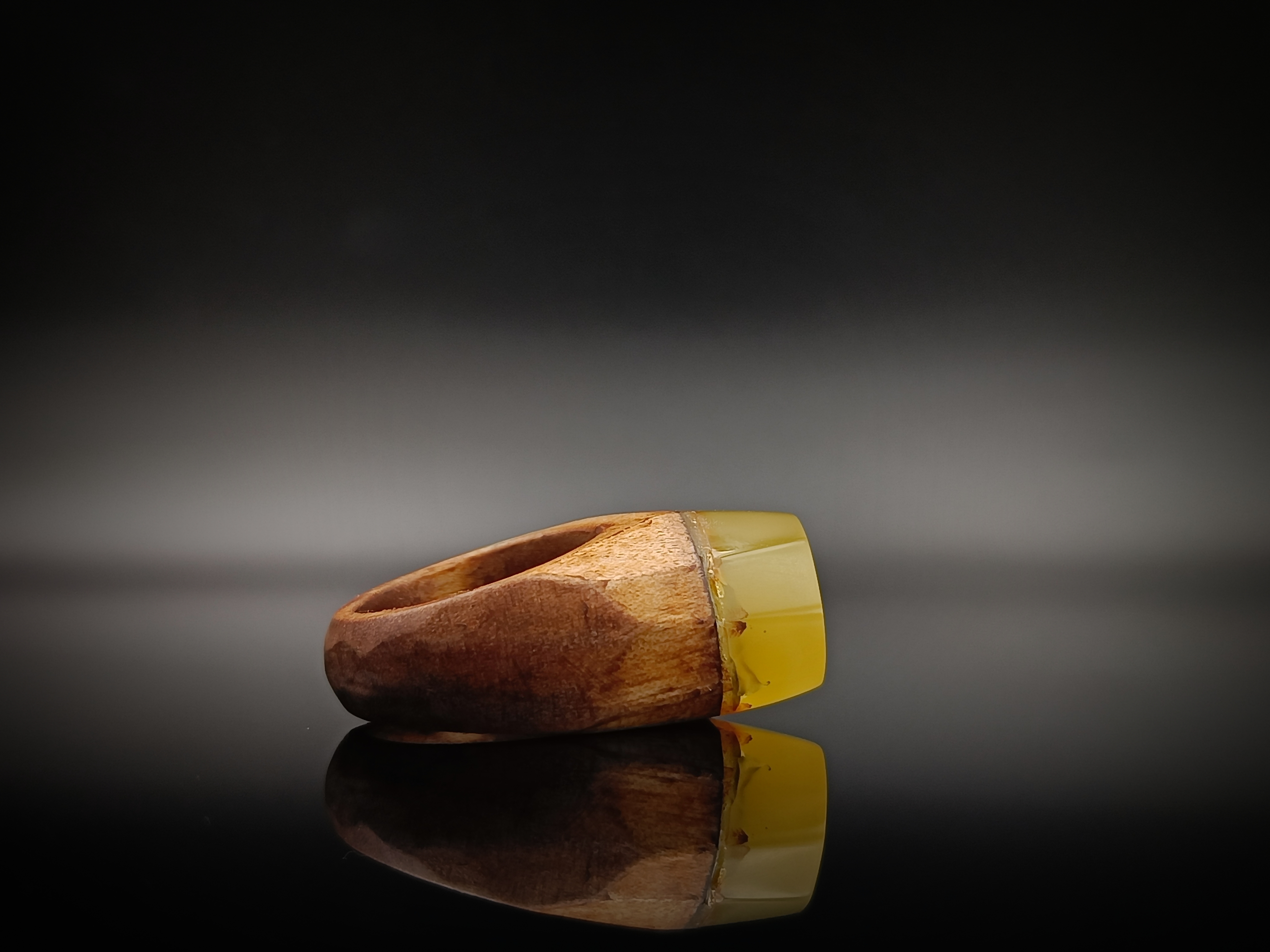 Pierścionek. Bursztyn bałtycki i drewno.