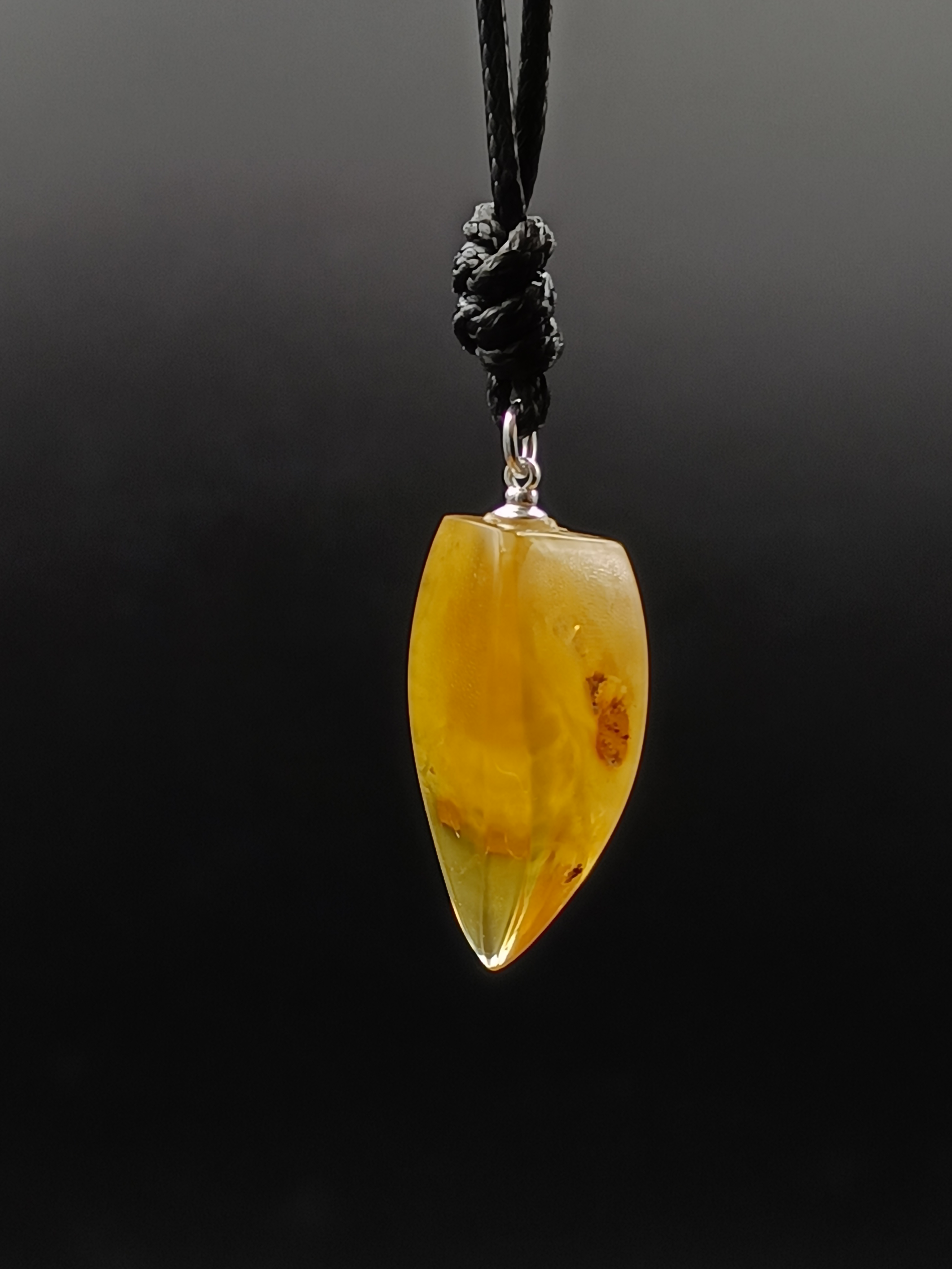 Wisiorek. Naturalny bursztyn bałtycki i srebro 925.