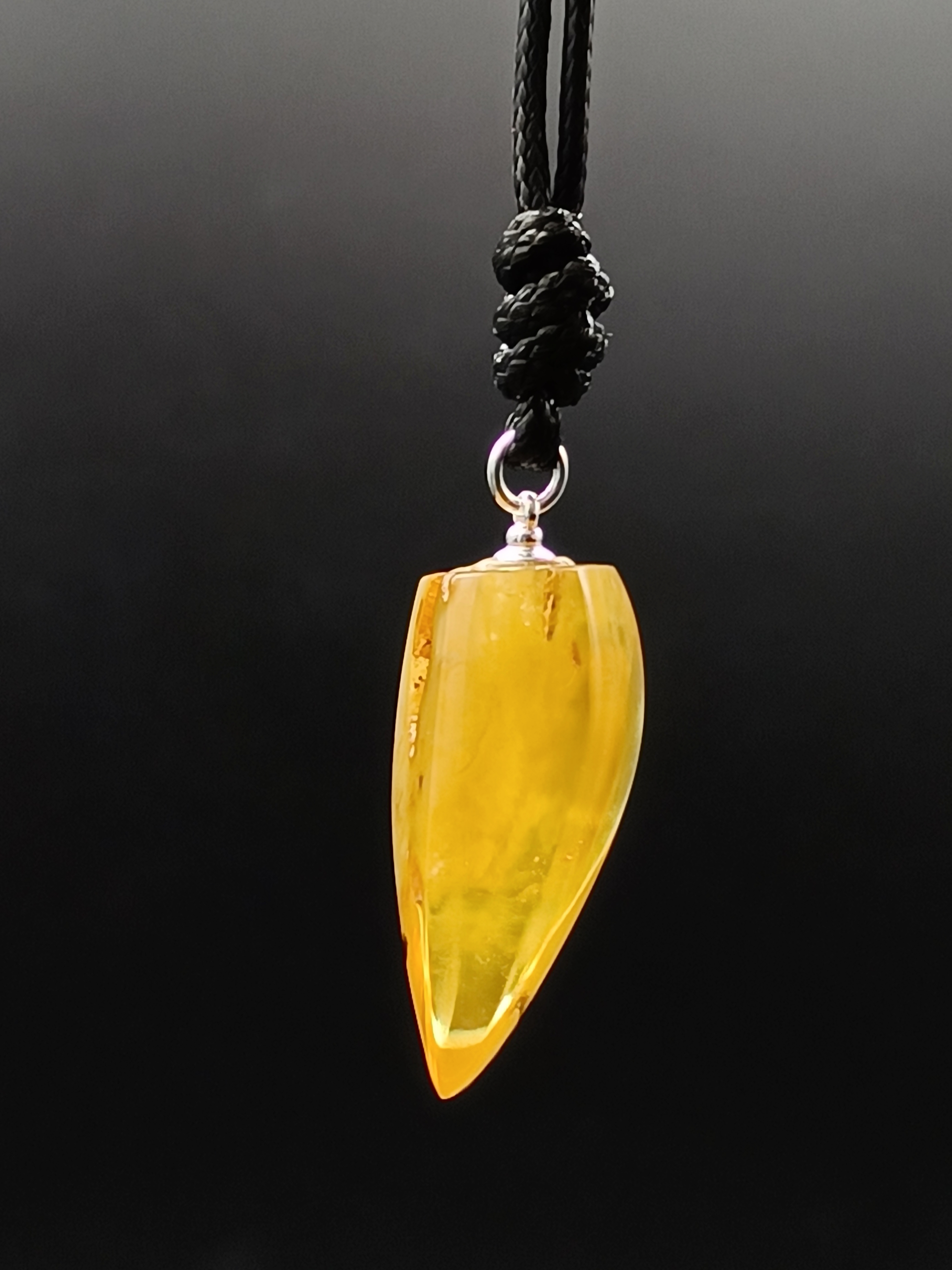 Wisiorek. Naturalny bursztyn bałtycki i srebro 925.