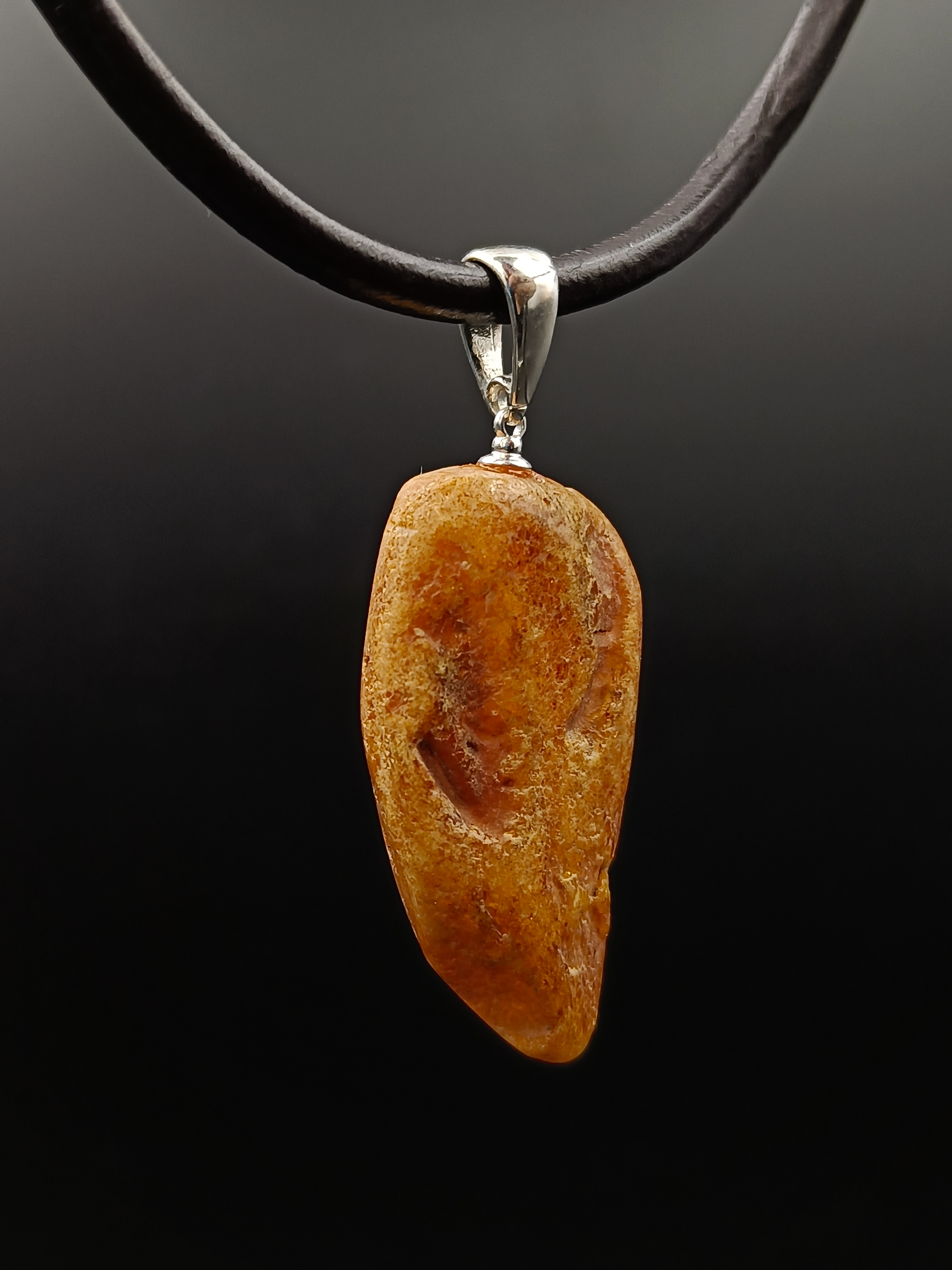 Wisiorek. Naturalny bursztyn bałtycki i srebro próby 925. Unikat.
