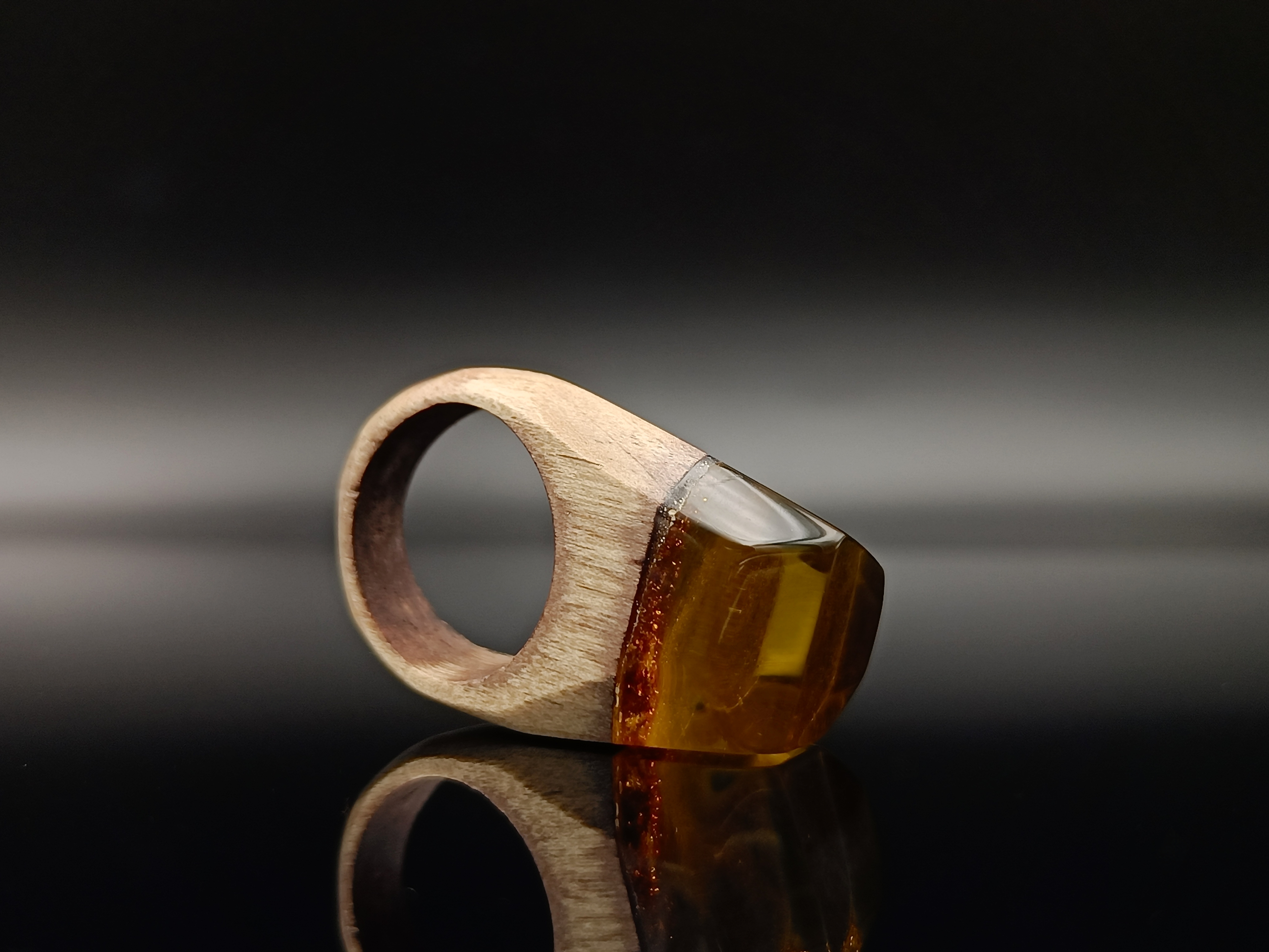 Pierścionek. Bursztyn bałtycki i drewno.