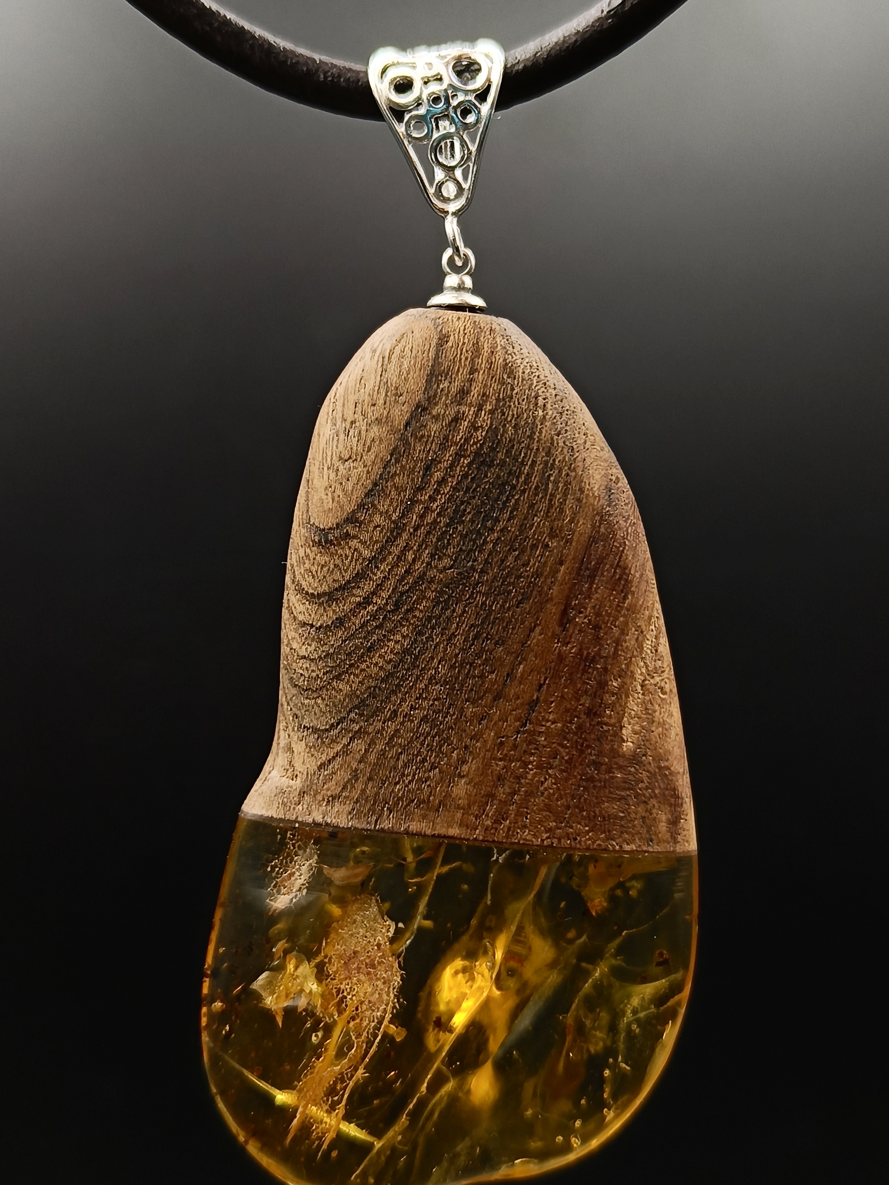 Wisior. Naturalny bursztyn bałtycki, drewno i srebro próby 925. Unikat.